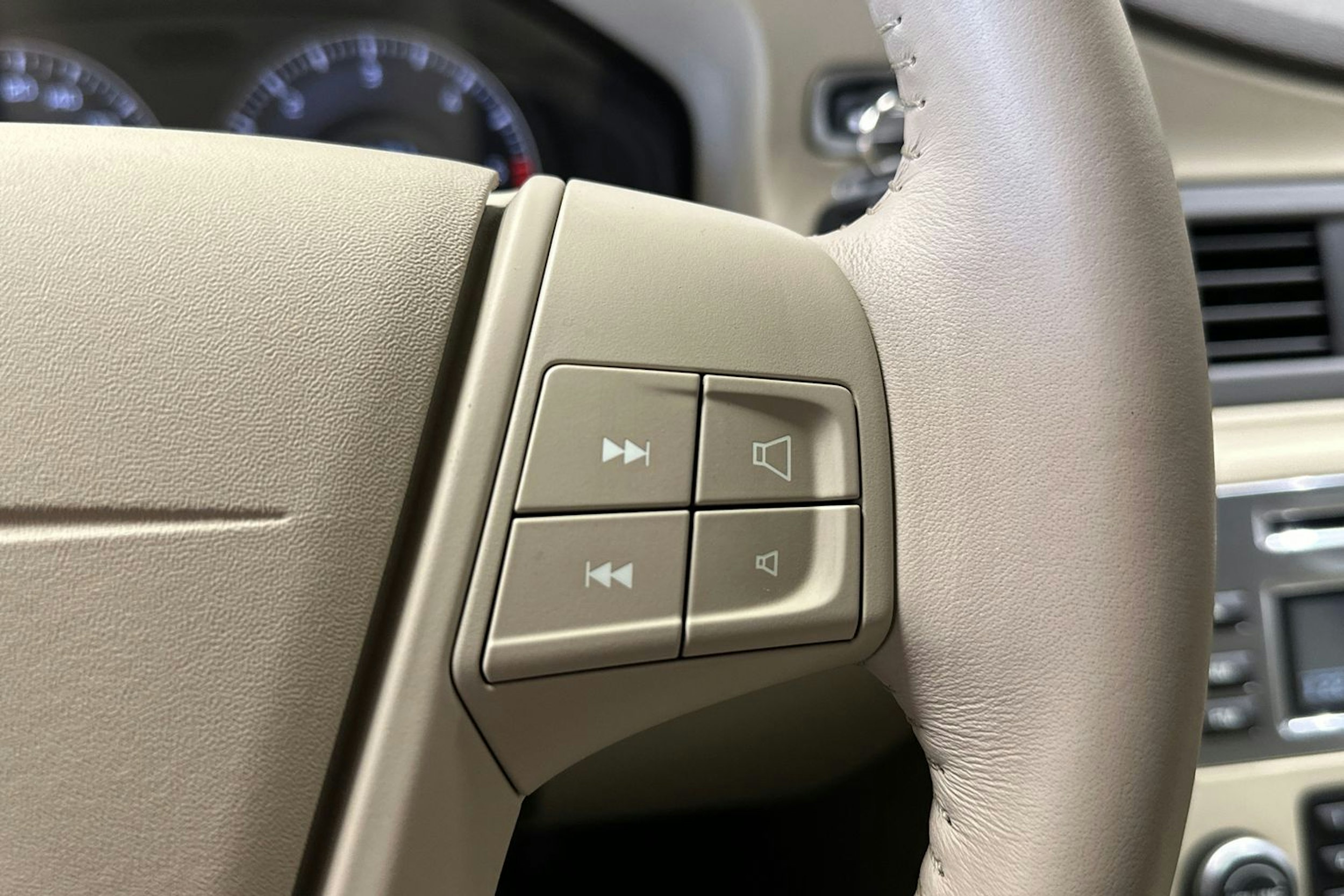 valkoinen Volvo V70 2011 kuva 28.