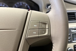 valkoinen Volvo V70 2011 kuva 28.