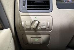 valkoinen Volvo V70 2011 kuva 29.