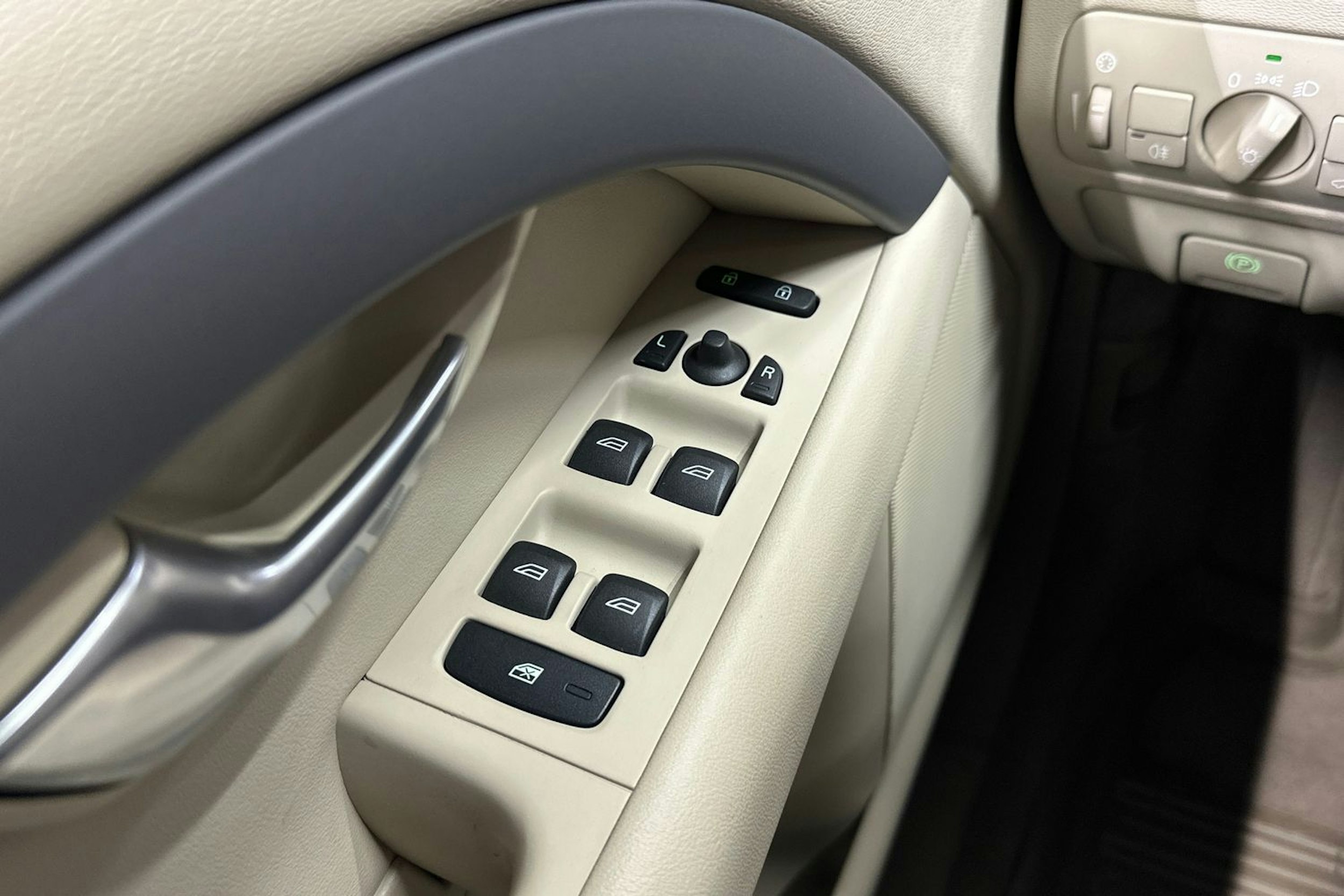 valkoinen Volvo V70 2011 kuva 30.