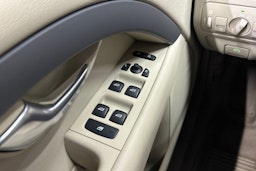 valkoinen Volvo V70 2011 kuva 30.