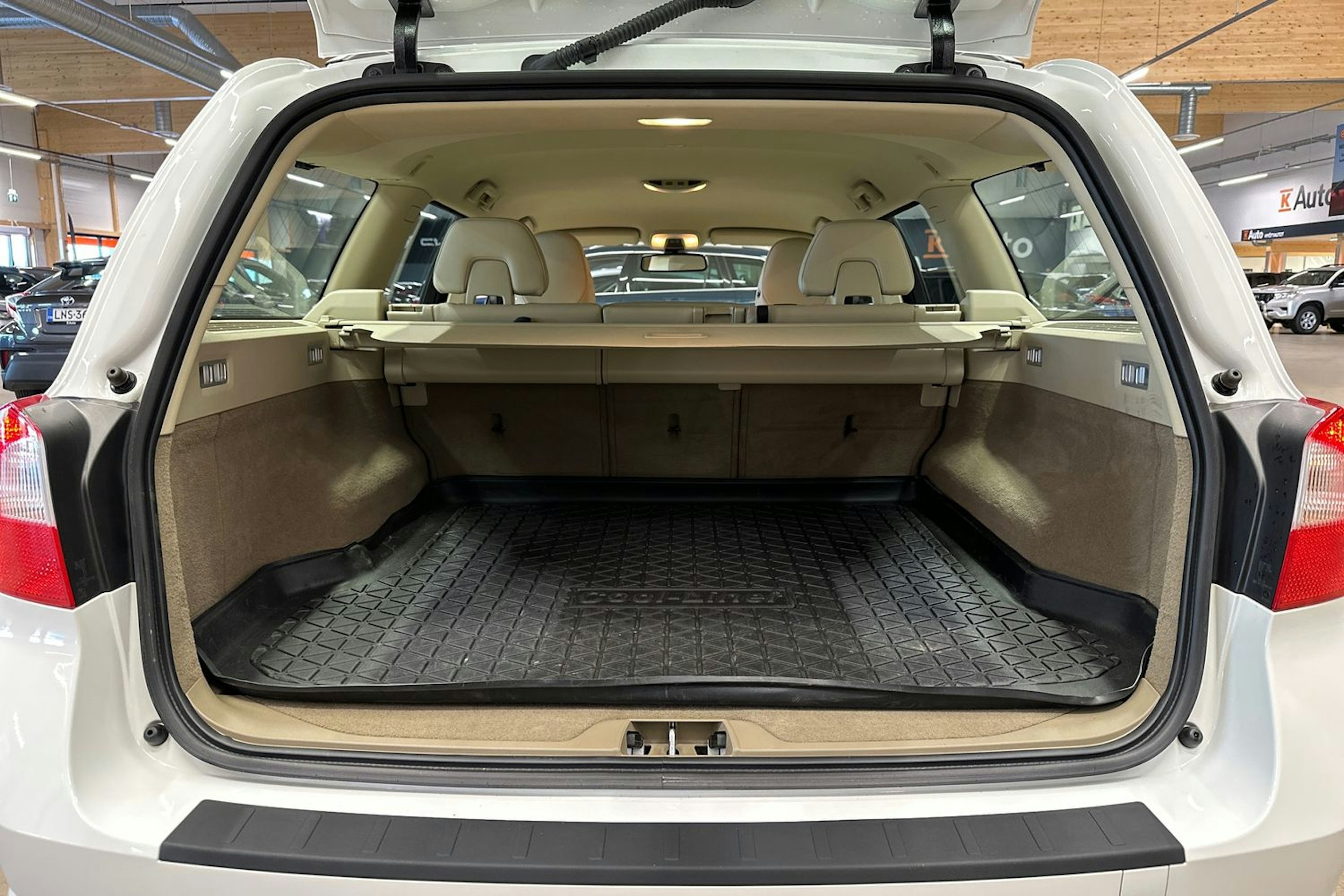 valkoinen Volvo V70 2011 kuva 32.