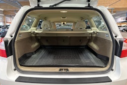 valkoinen Volvo V70 2011 kuva 32.