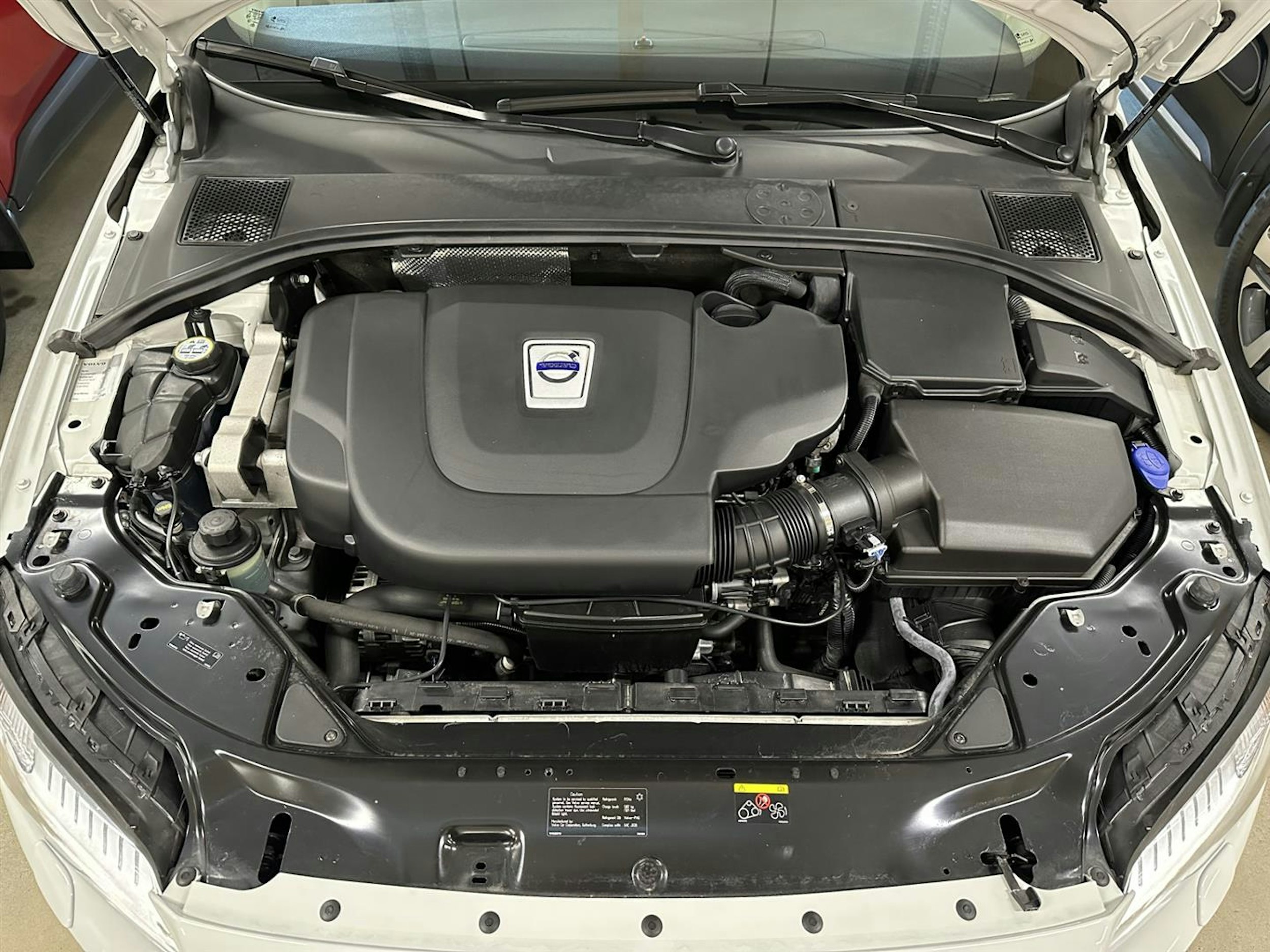 valkoinen Volvo V70 2011 kuva 33.