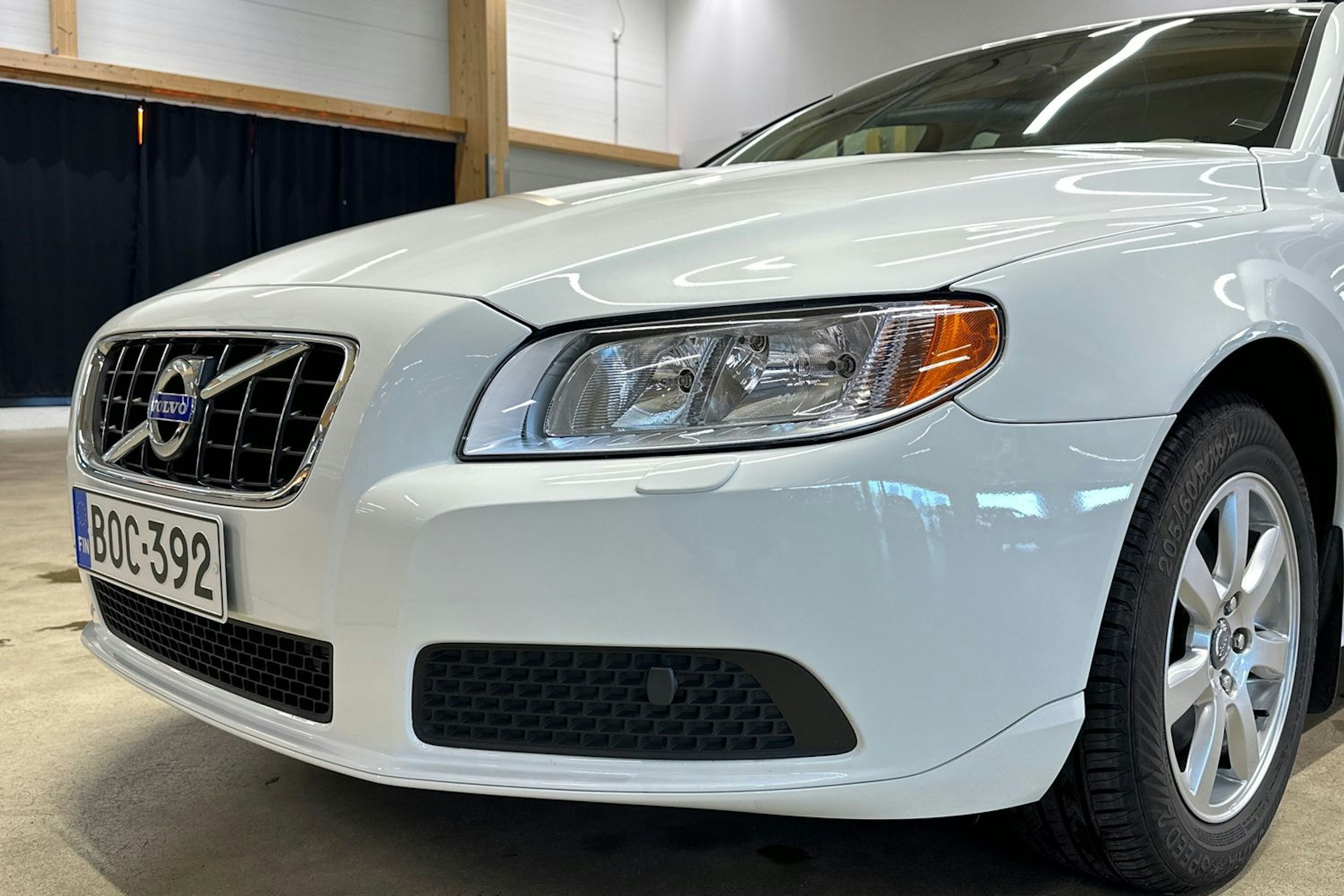 valkoinen Volvo V70 2011 kuva 34.