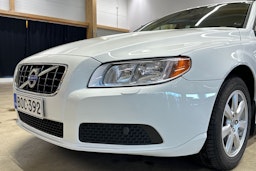 valkoinen Volvo V70 2011 kuva 34.