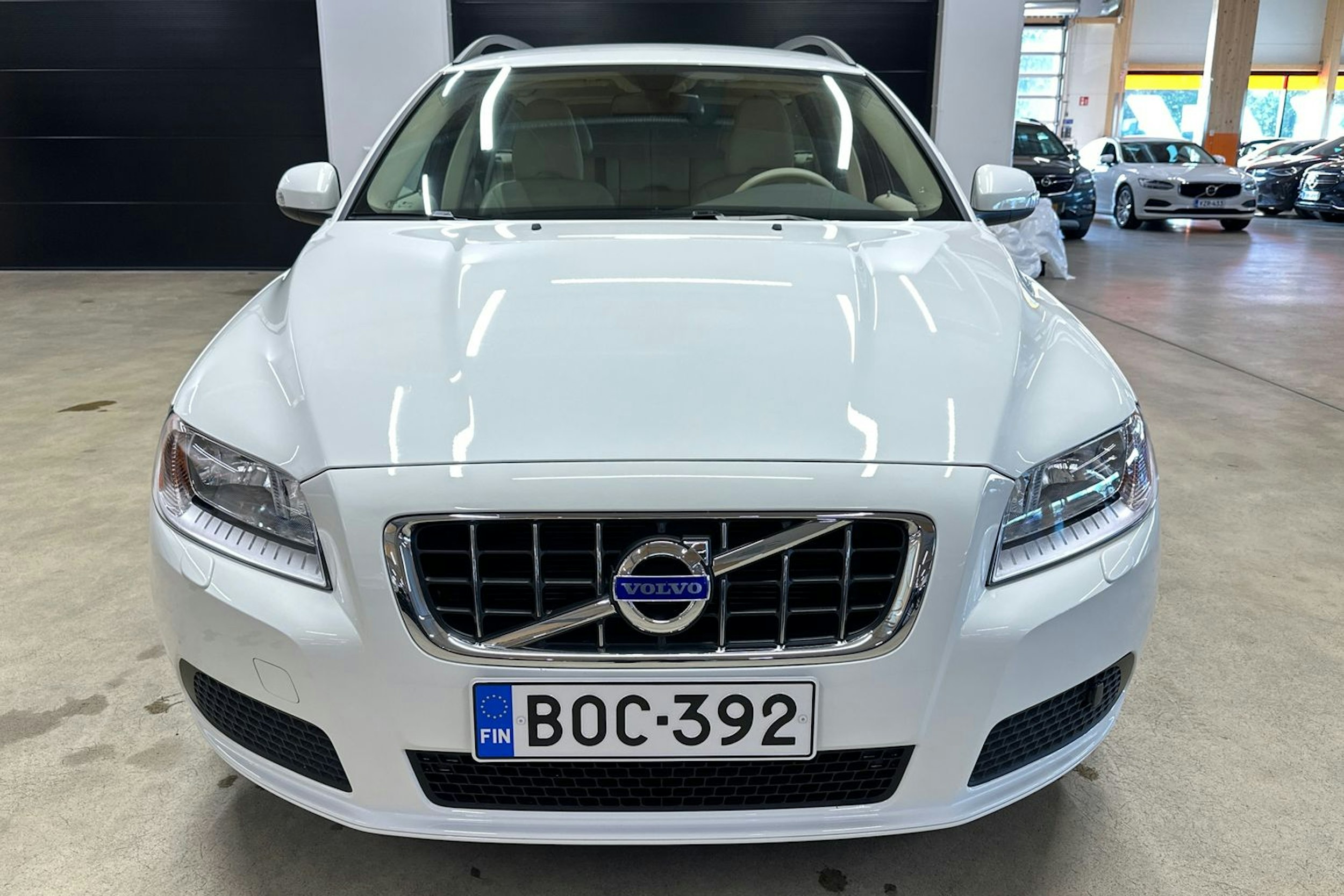 valkoinen Volvo V70 2011 kuva 35.