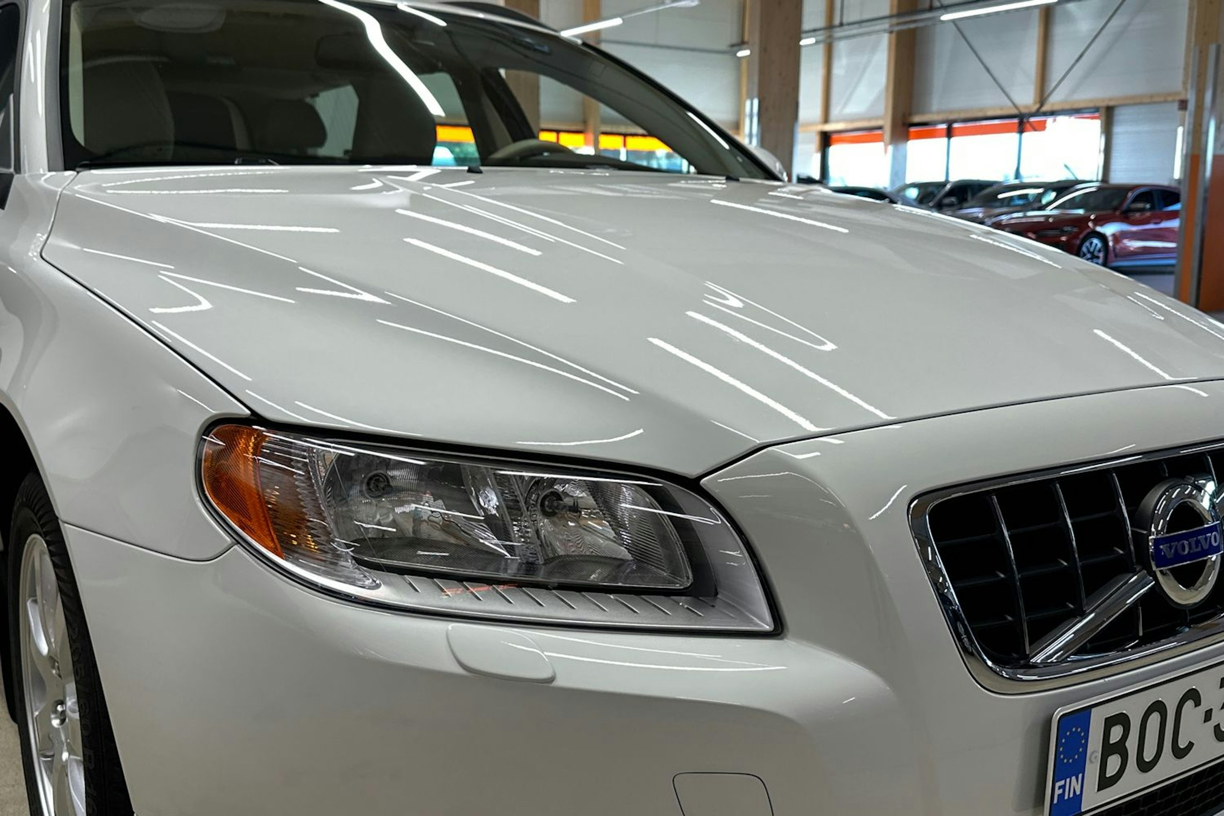 valkoinen Volvo V70 2011 kuva 36.
