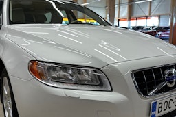 valkoinen Volvo V70 2011 kuva 36.