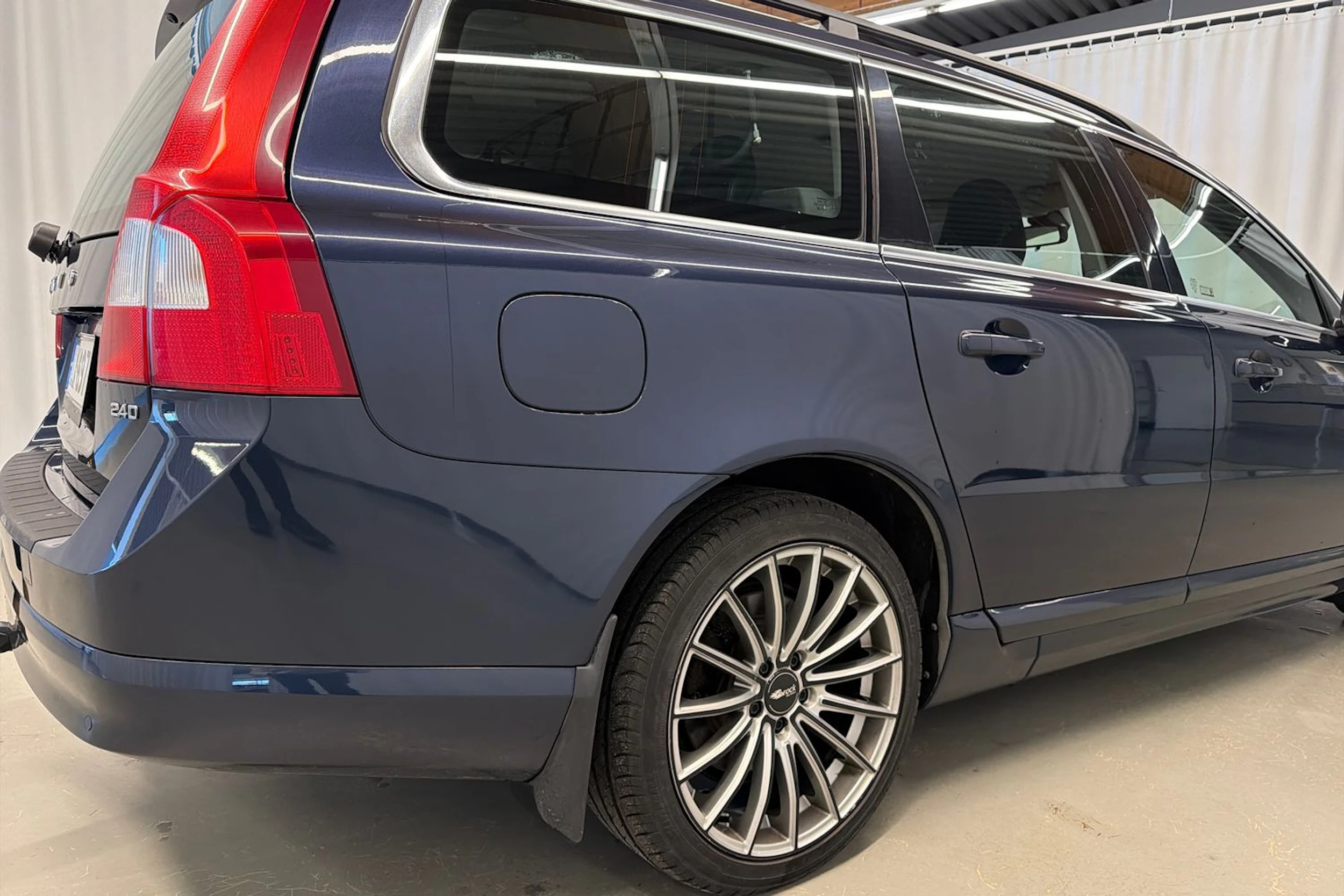 sininen Volvo V70 2010 kuva 16.