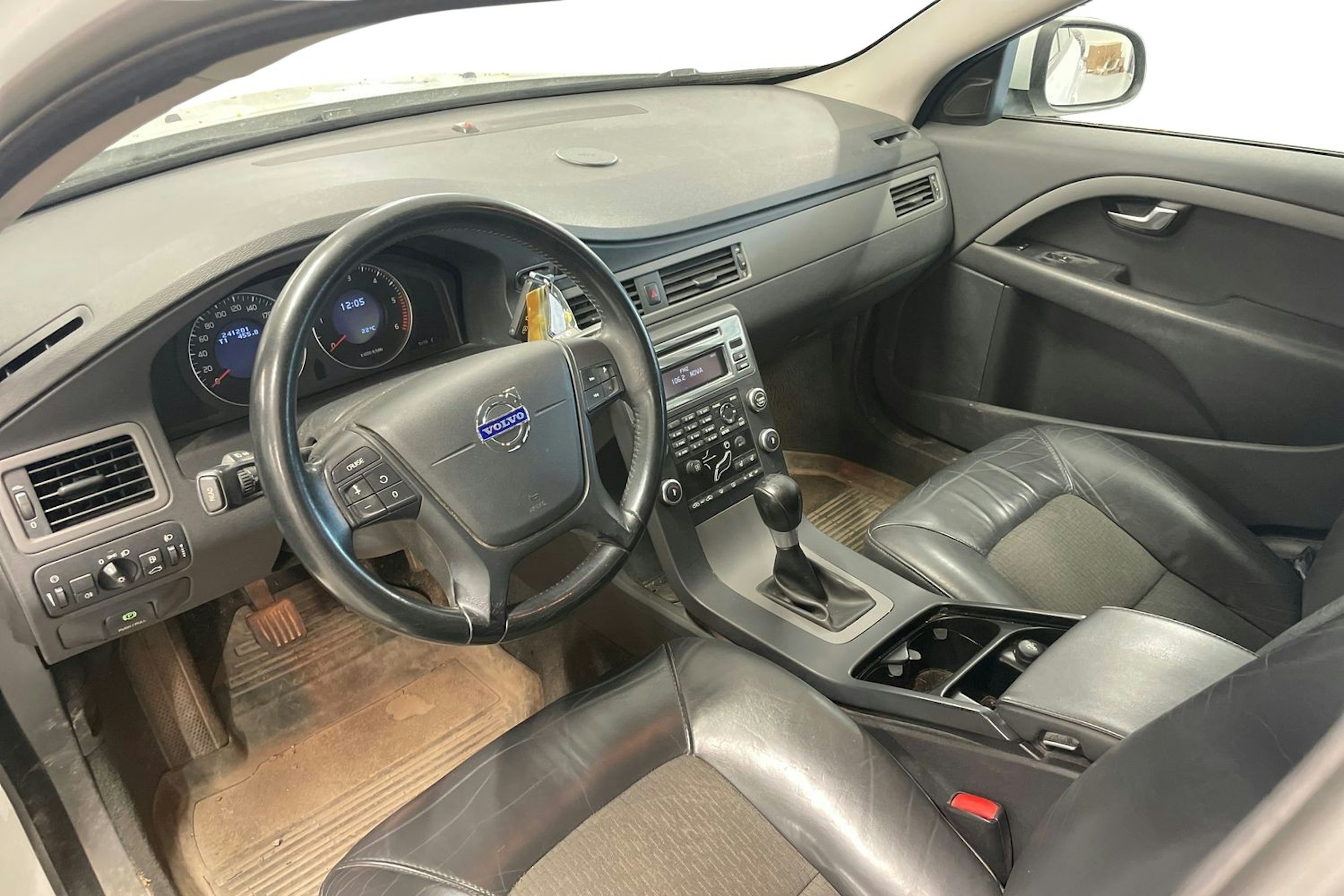 Valkoinen Volvo V70 2010 kuva 3.