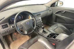 Valkoinen Volvo V70 2010 kuva 3.