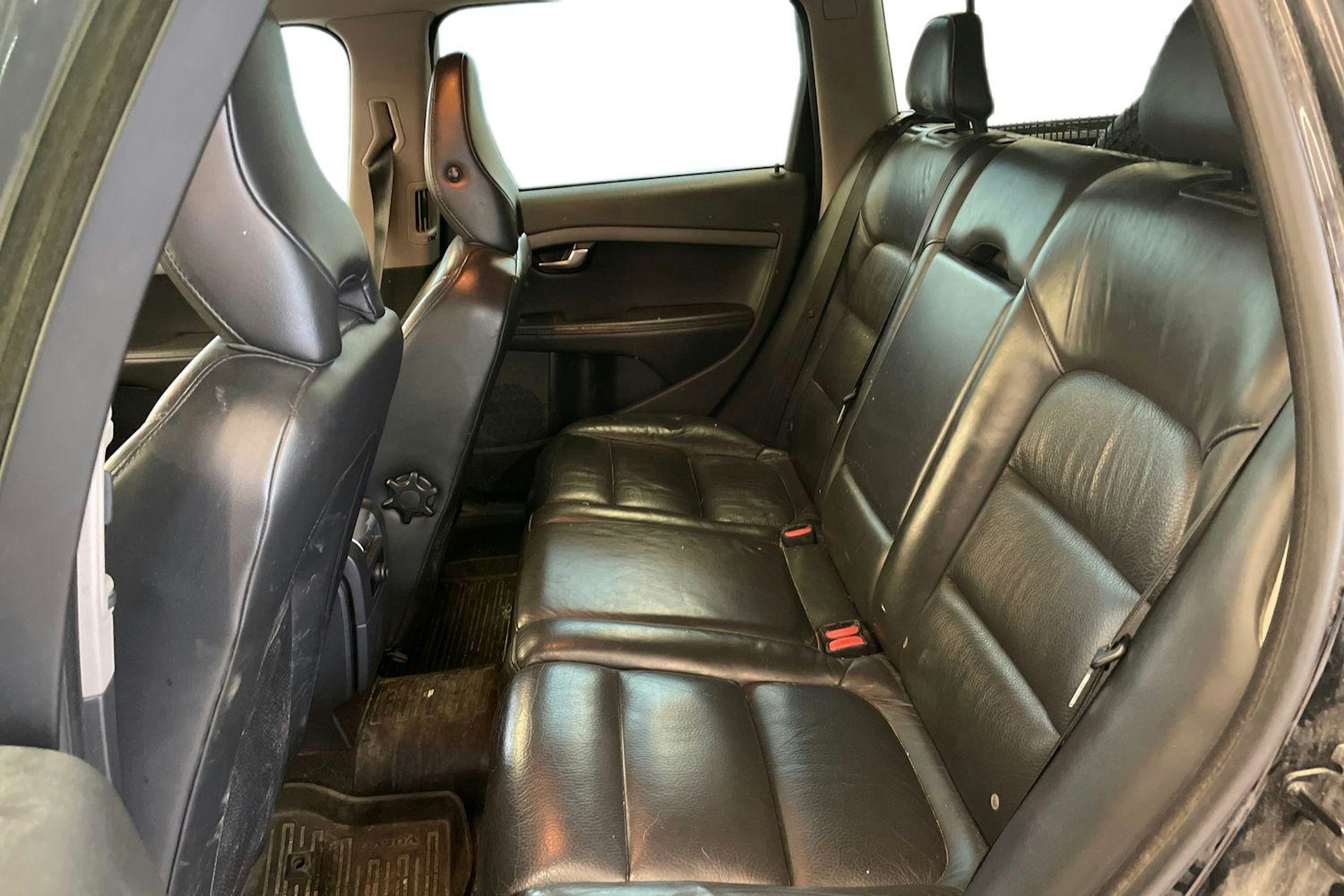 Musta Volvo V70 2010 kuva 8.