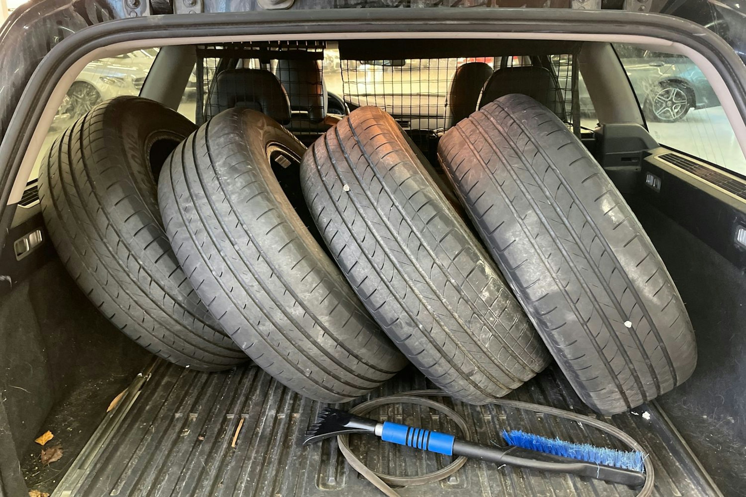 Musta Volvo V70 2010 kuva 16.