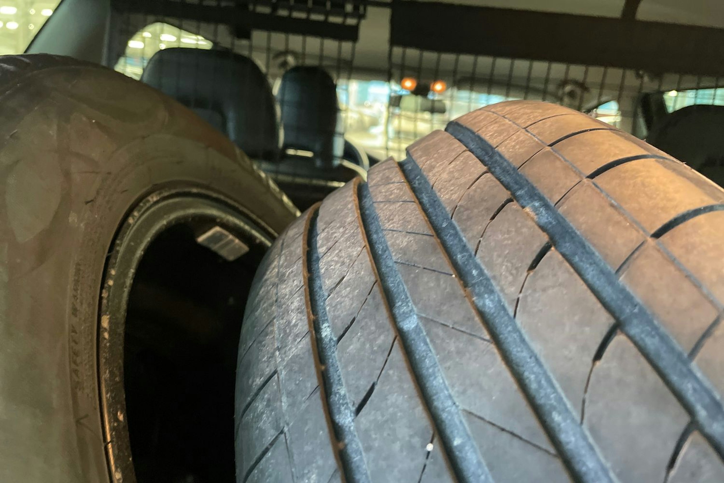 Musta Volvo V70 2010 kuva 17.