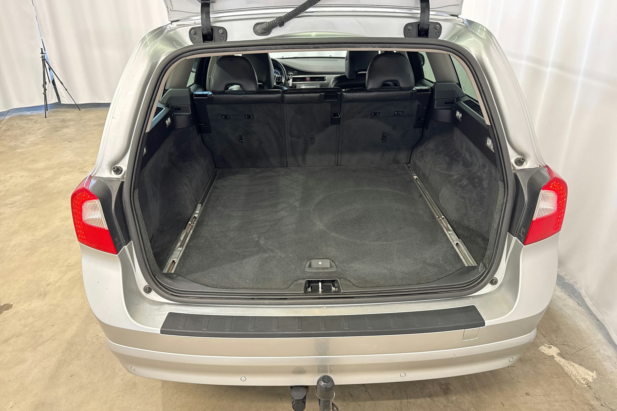 harmaa Volvo V70 2010 kuva 13.