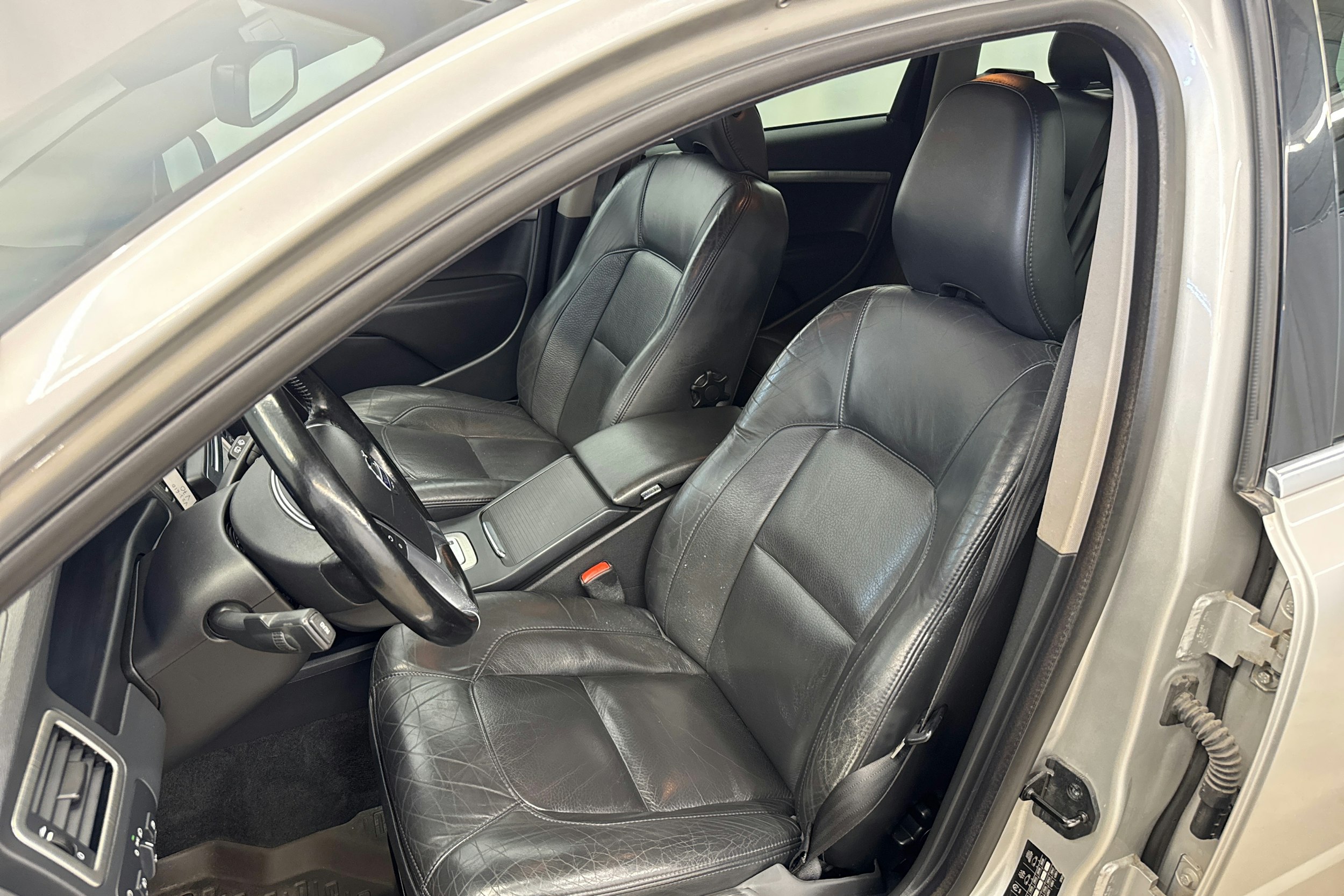 harmaa Volvo V70 2010 kuva 16.
