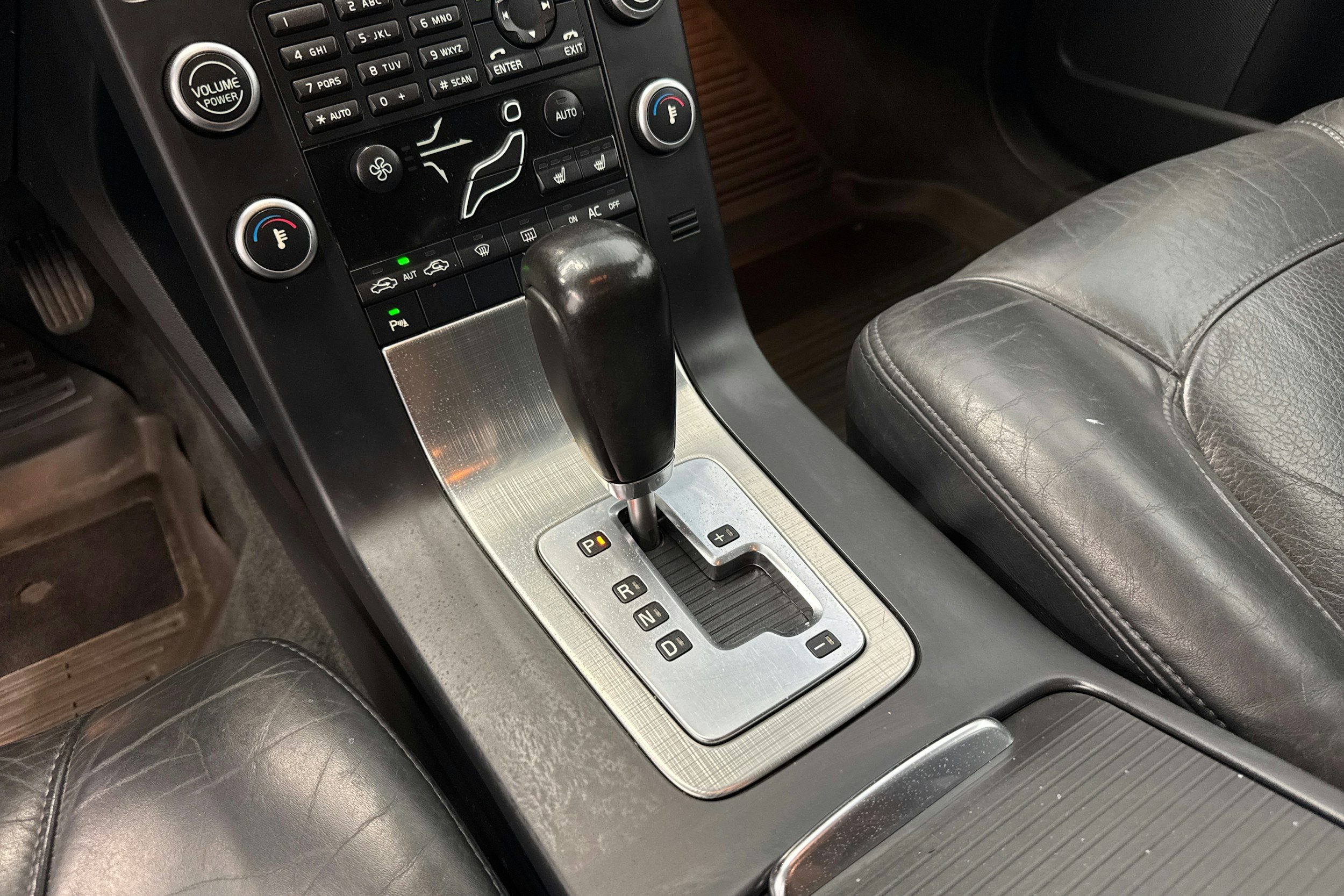 harmaa Volvo V70 2010 kuva 19.