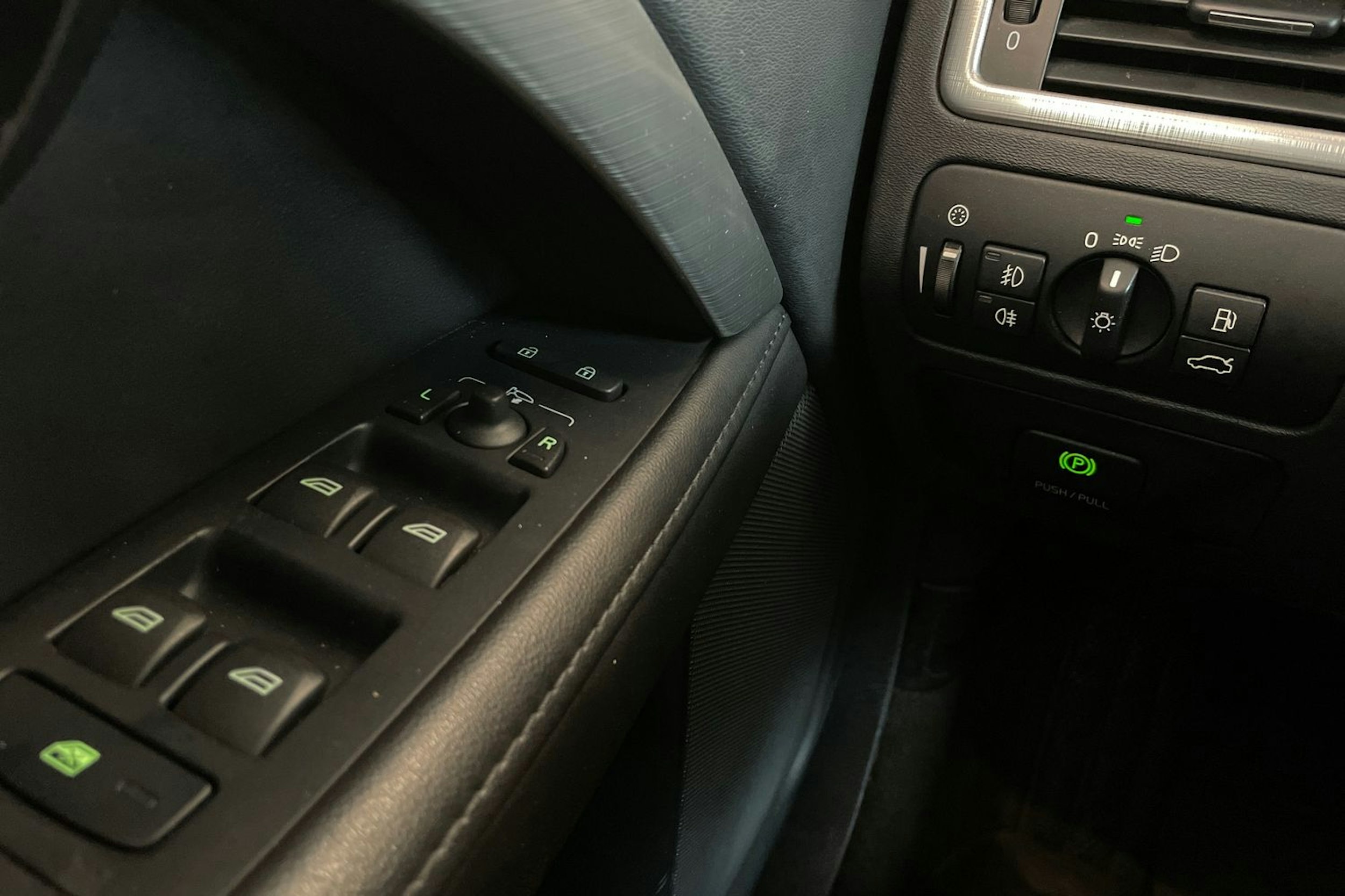 harmaa Volvo V70 2011 kuva 19.