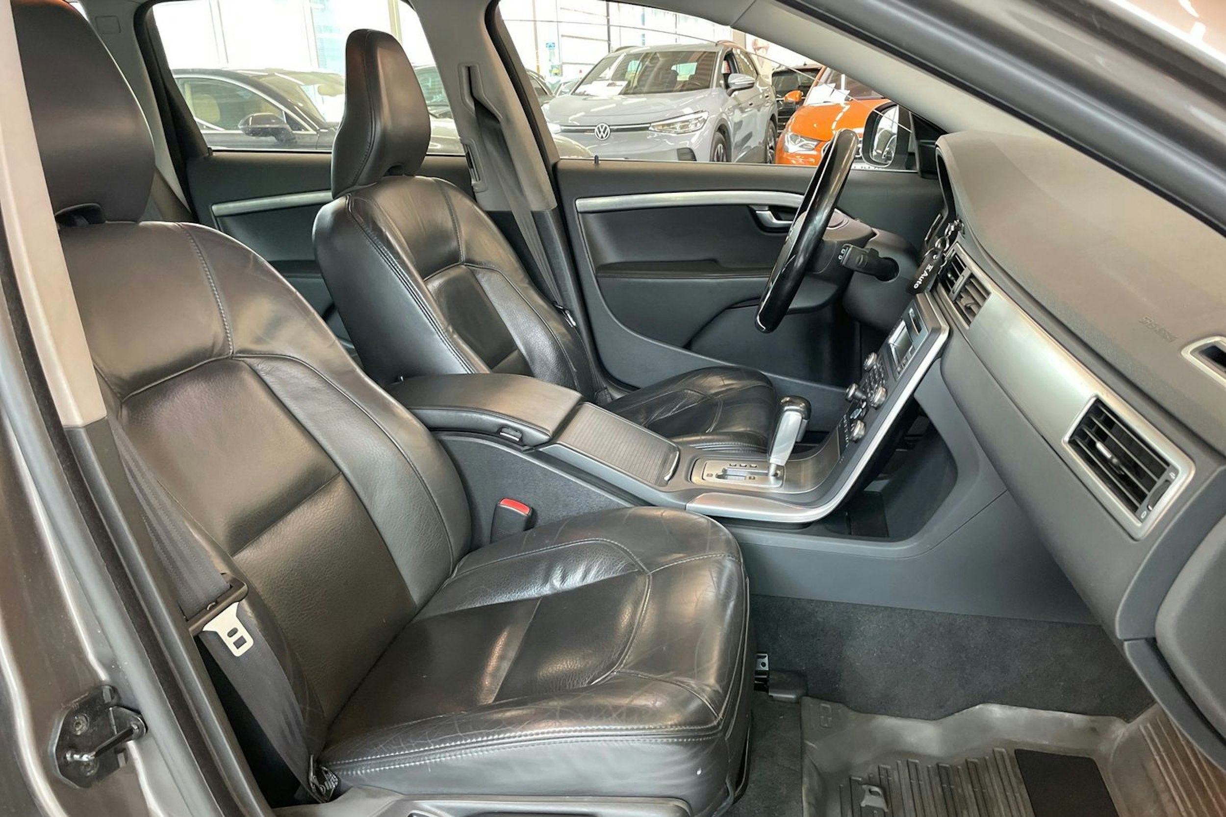 harmaa Volvo V70 2011 kuva 23.