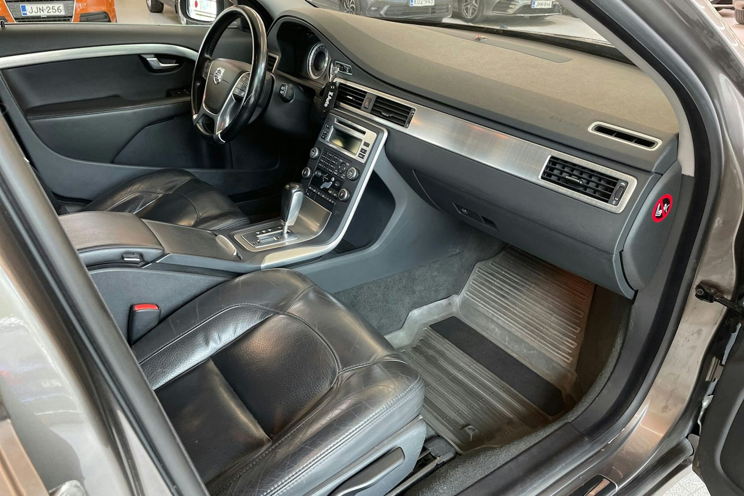 harmaa Volvo V70 2011 kuva 24.