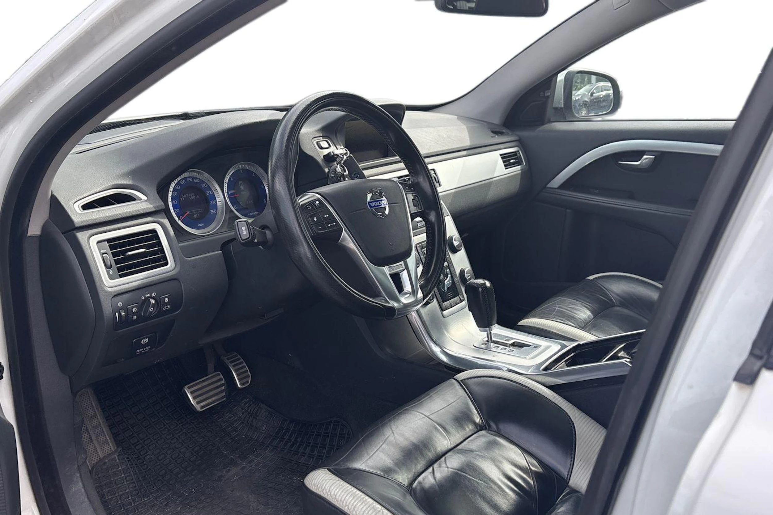 valkoinen Volvo V70 2012 kuva 3.