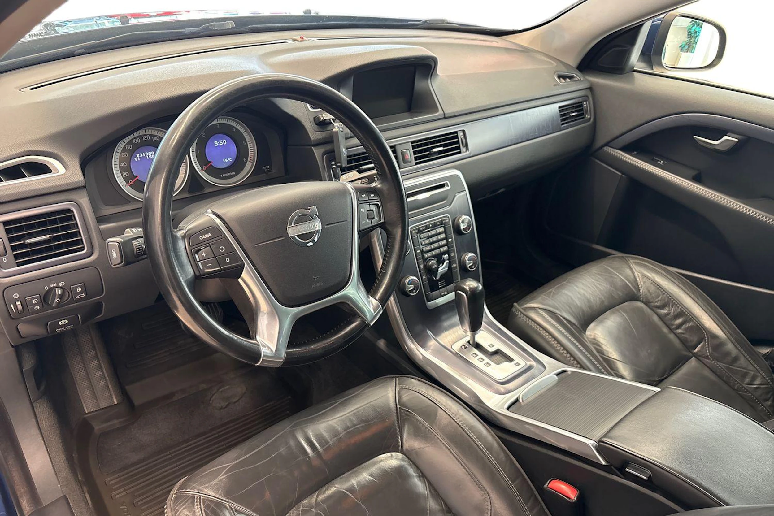 sininen Volvo V70 2011 kuva 8.