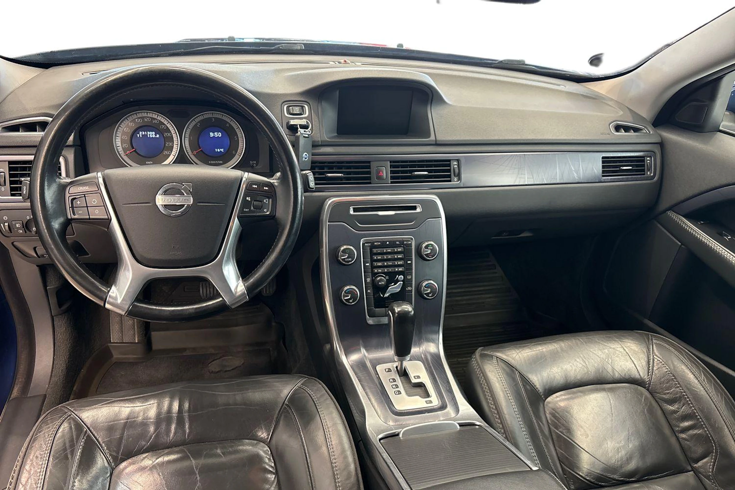 sininen Volvo V70 2011 kuva 9.