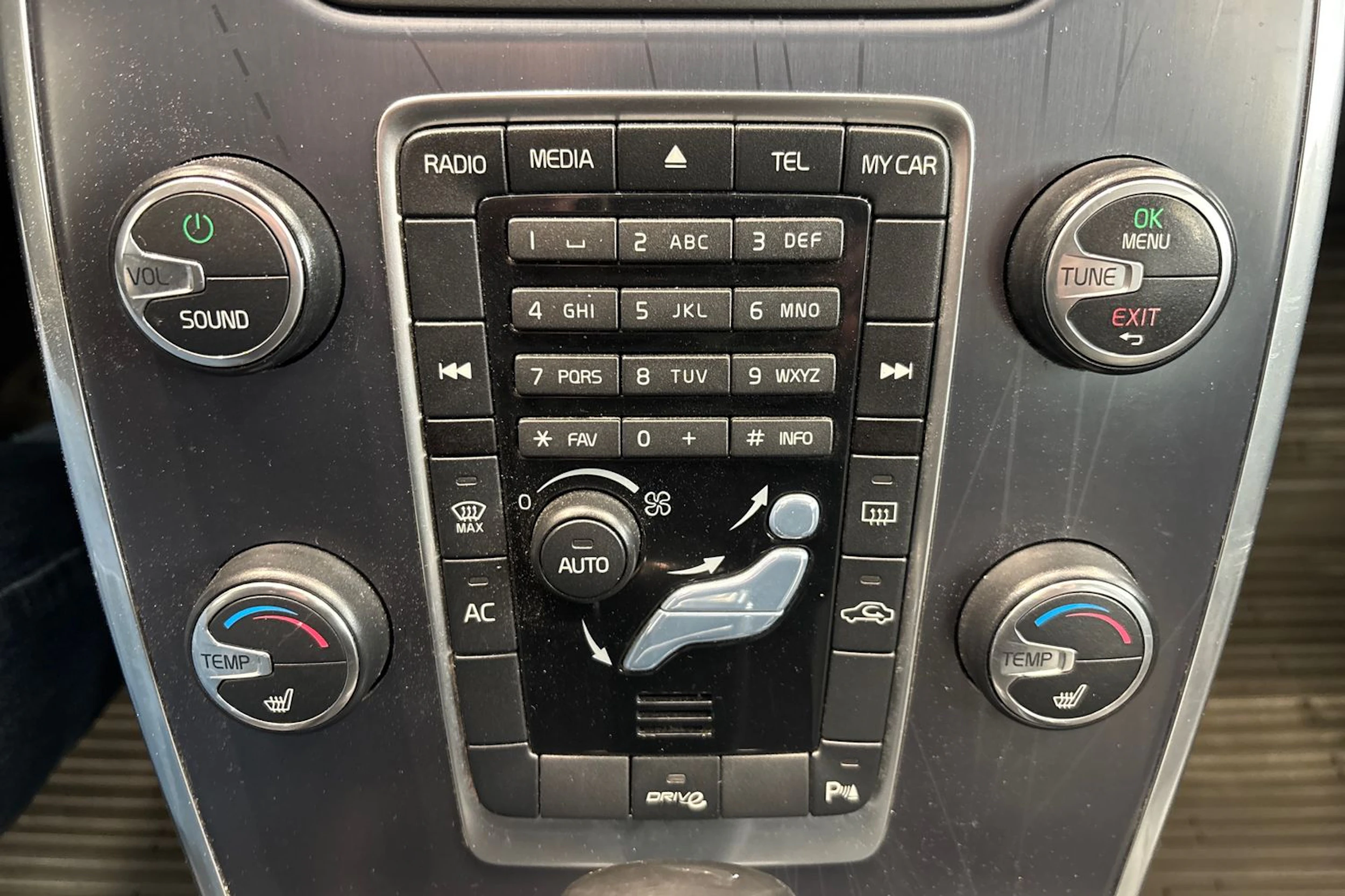 sininen Volvo V70 2011 kuva 30.