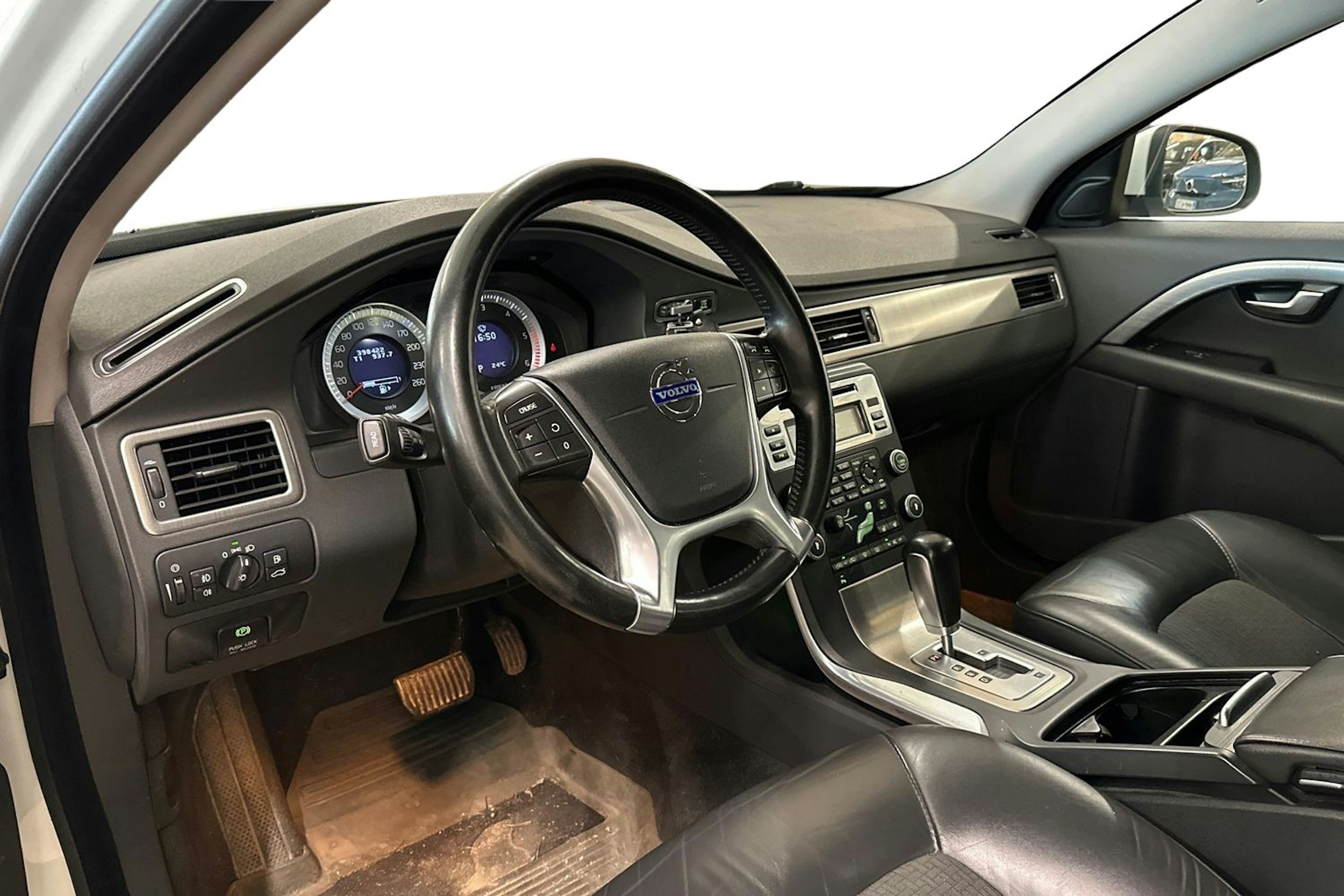 valkoinen Volvo V70 2011 kuva 3.