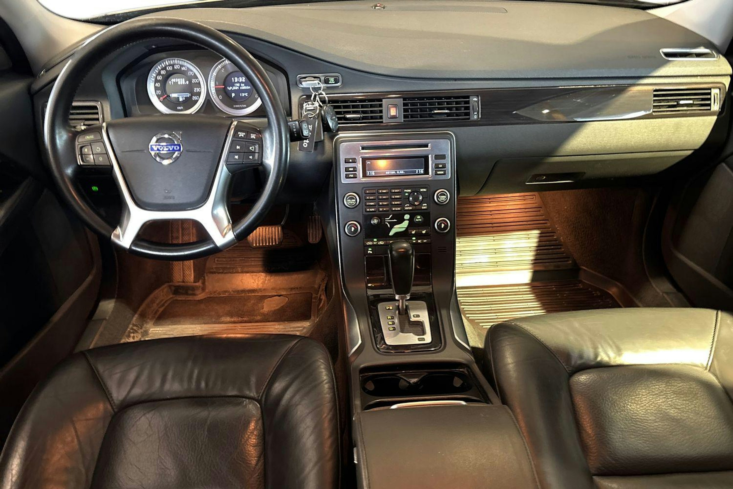 Harmaa Volvo V70 2011 kuva 7.