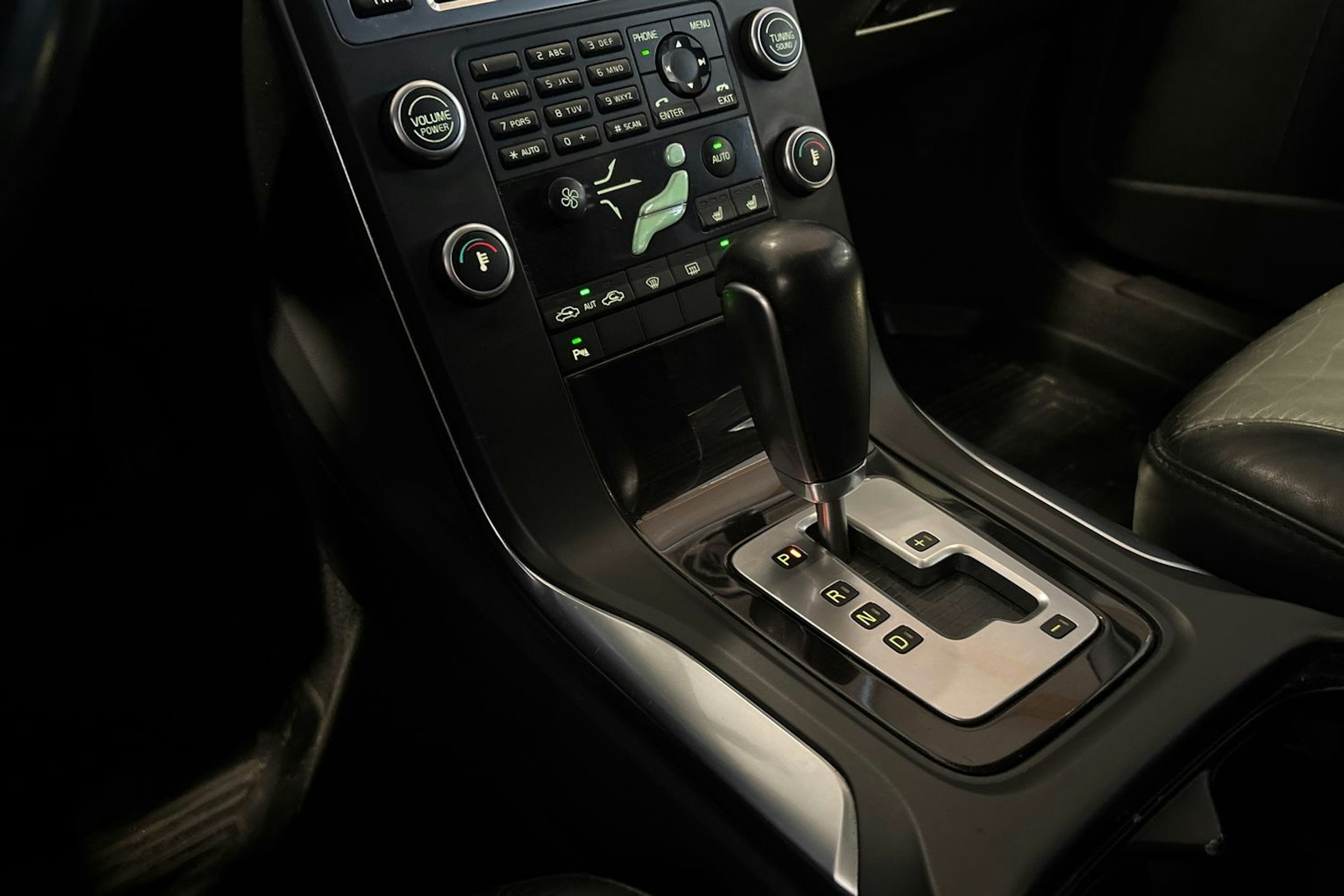 Harmaa Volvo V70 2011 kuva 15.