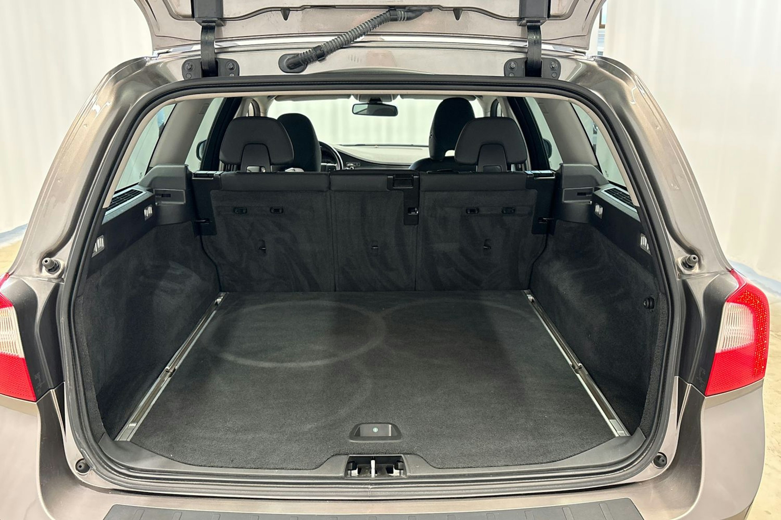 harmaa Volvo V70 2011 kuva 14.