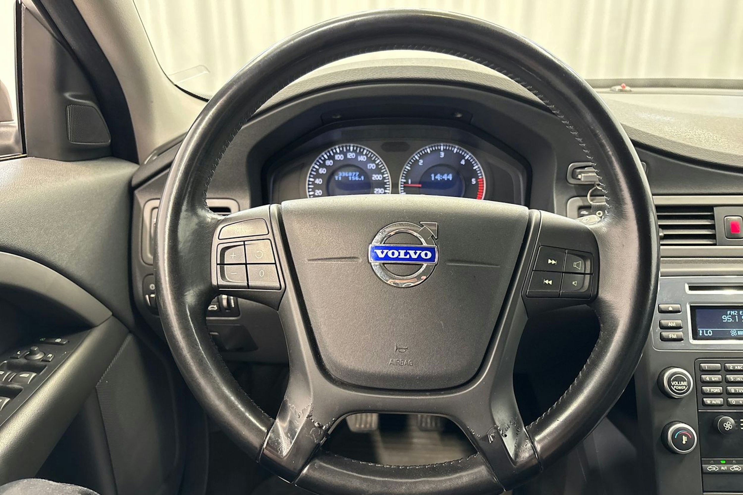 harmaa Volvo V70 2011 kuva 16.