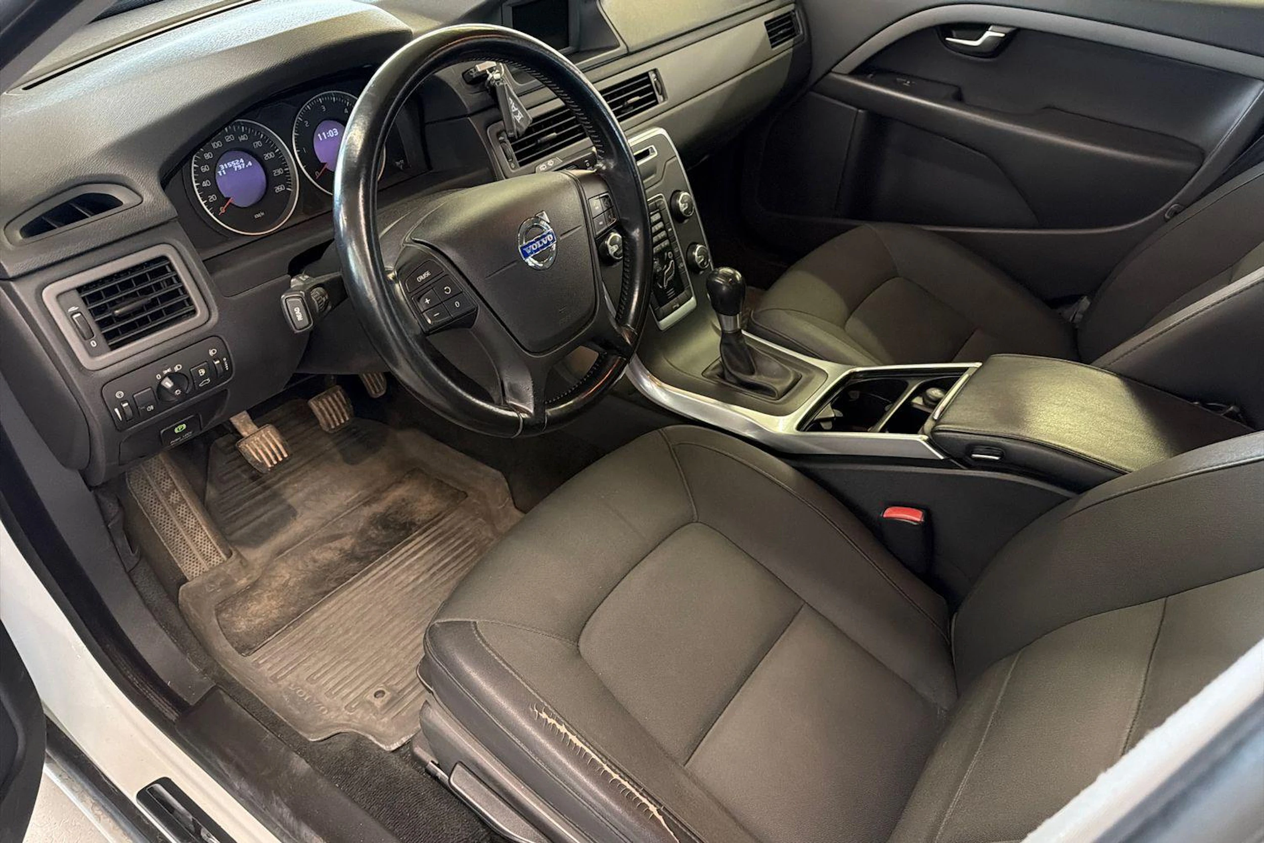 valkoinen Volvo V70 2011 kuva 3.