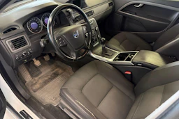 valkoinen Volvo V70 2011 kuva 3.