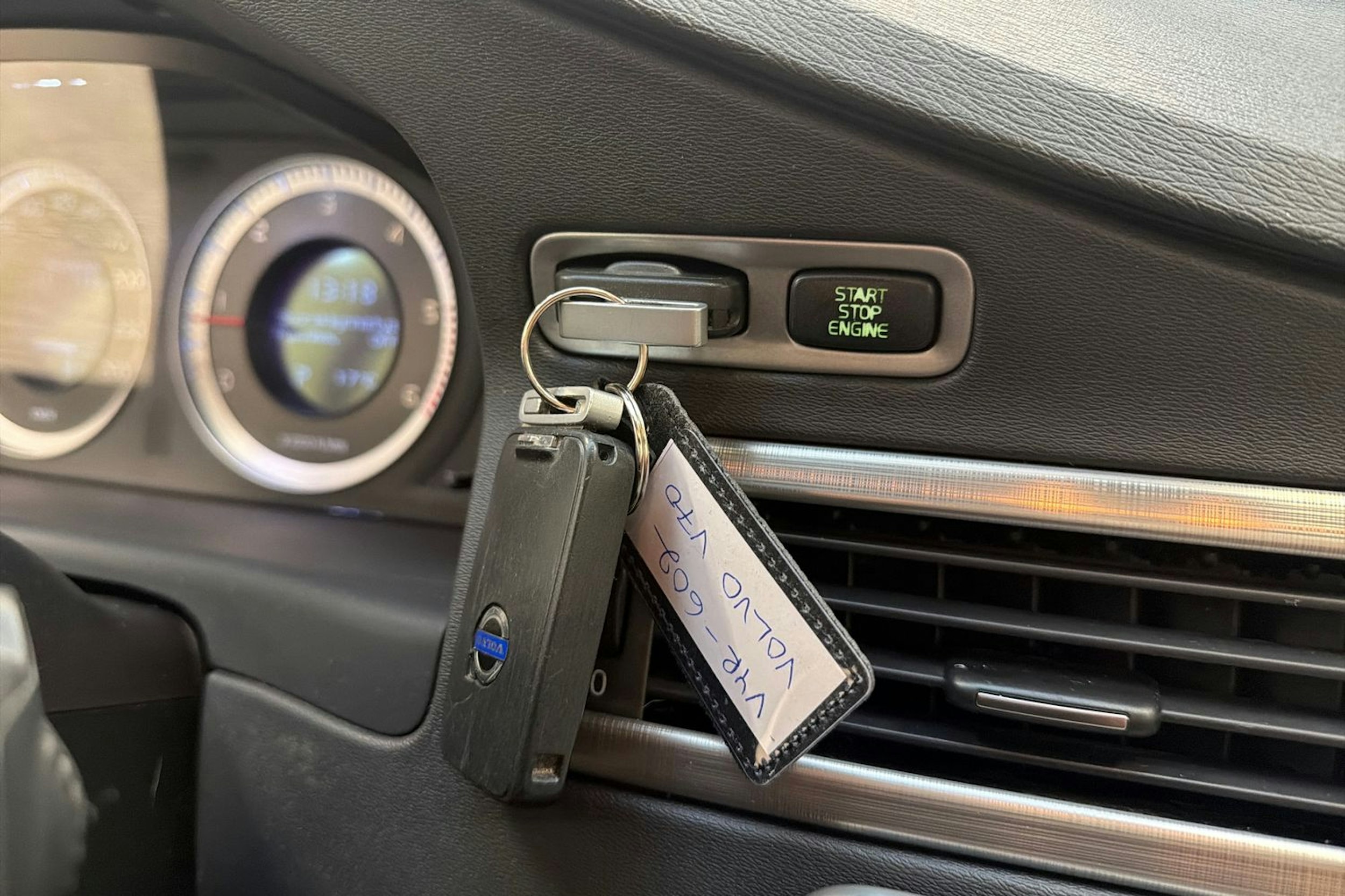 harmaa Volvo V70 2011 kuva 13.