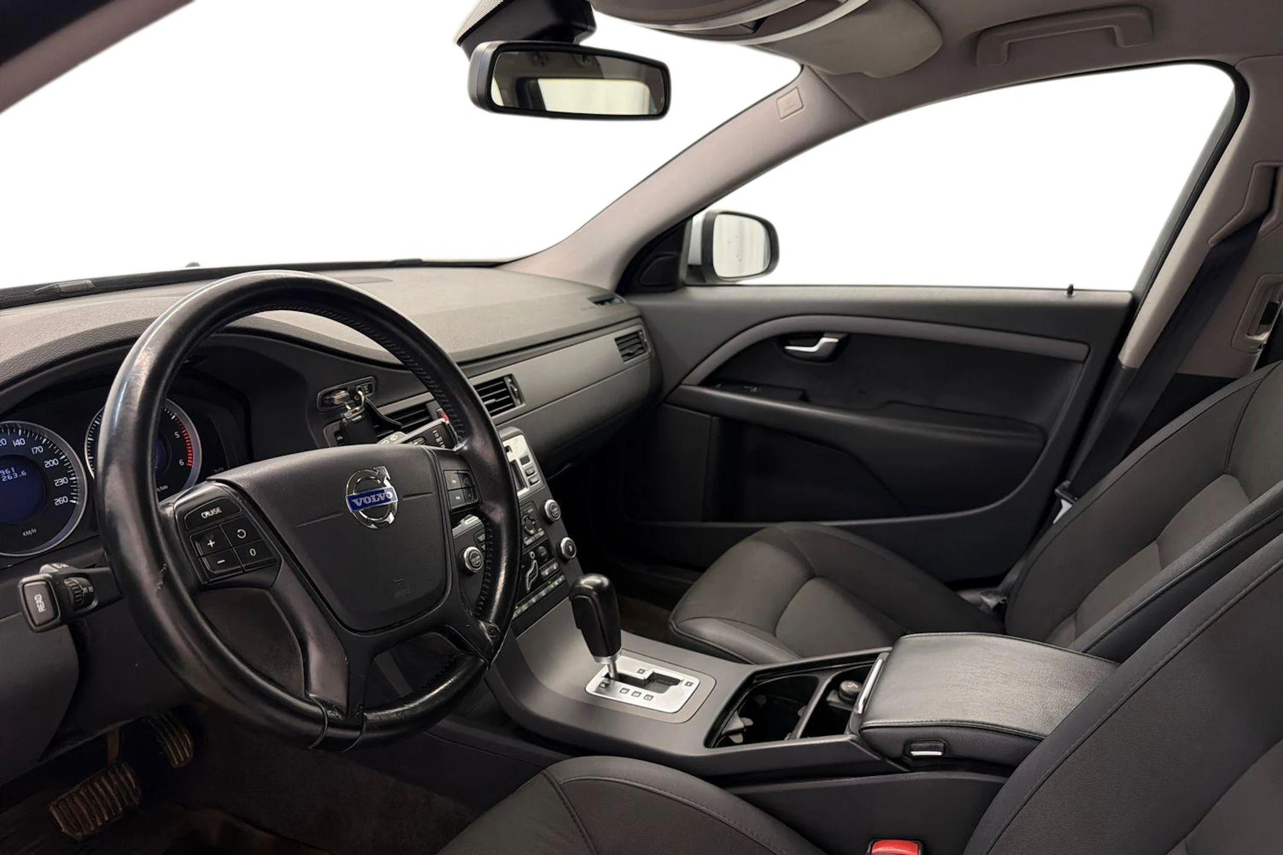 Harmaa Volvo V70 2011 kuva 6.
