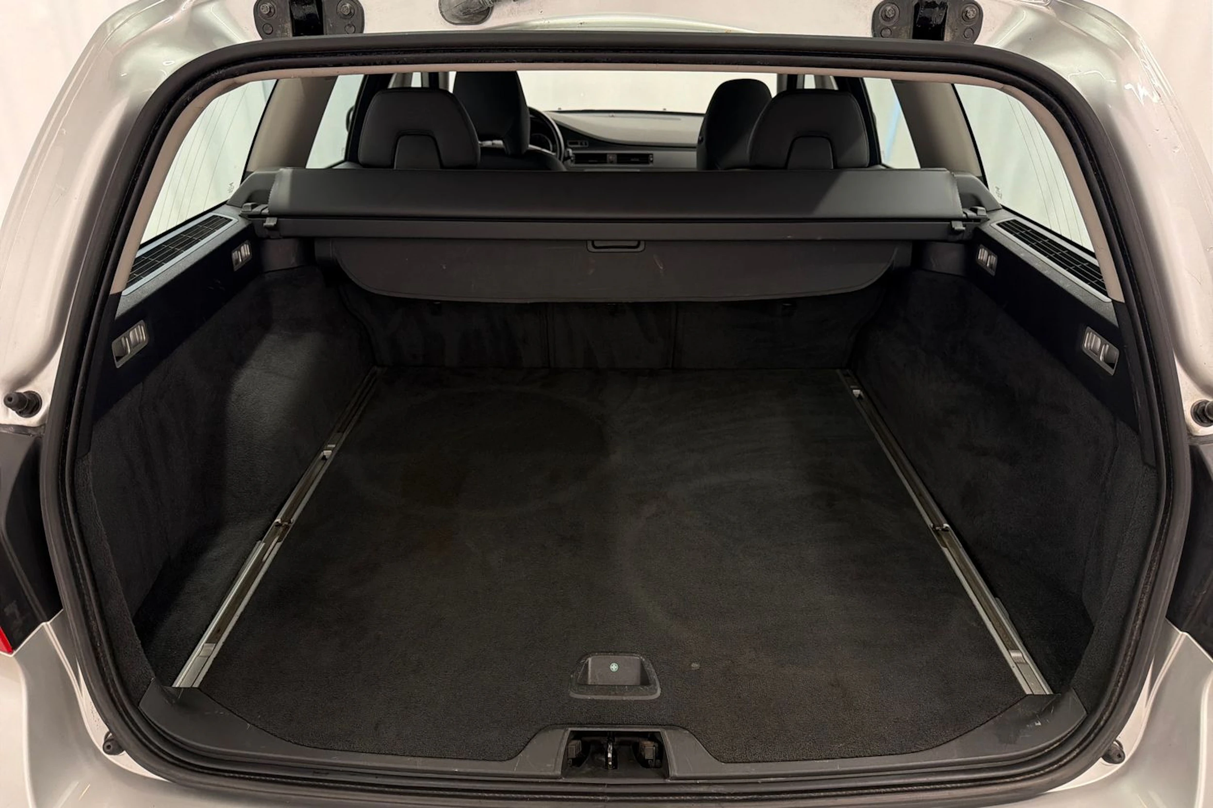 Harmaa Volvo V70 2011 kuva 13.