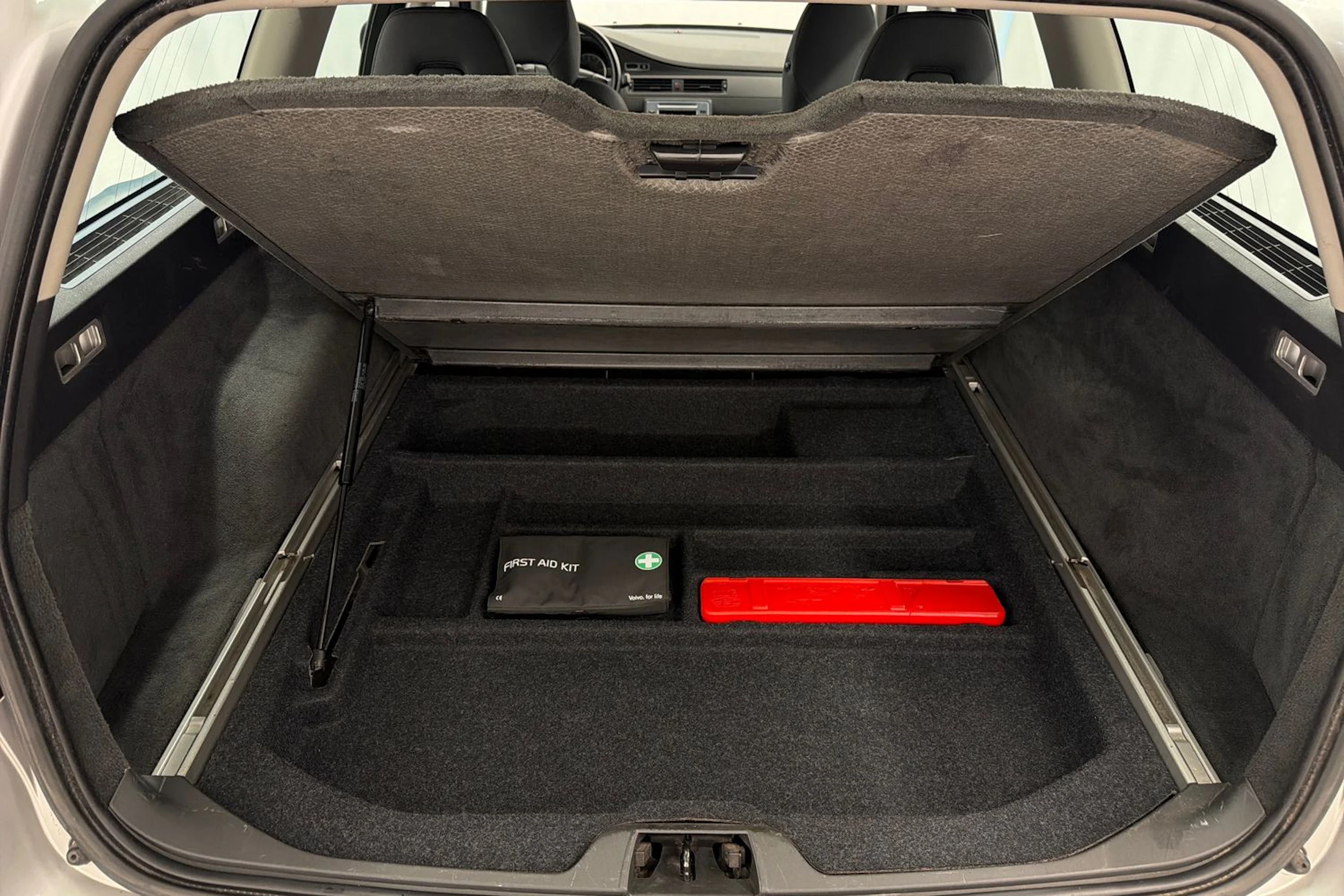 Harmaa Volvo V70 2011 kuva 15.