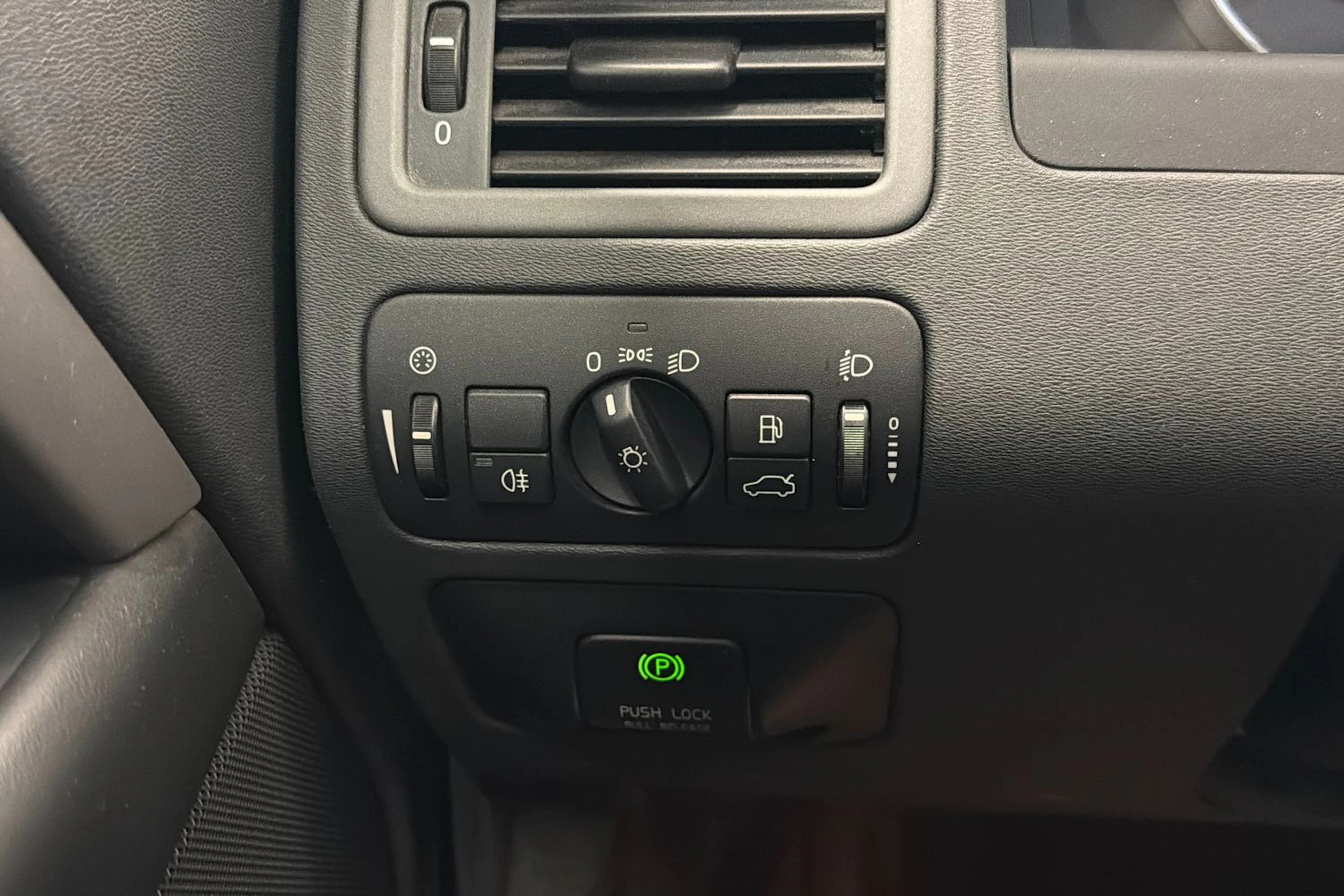 Harmaa Volvo V70 2011 kuva 17.