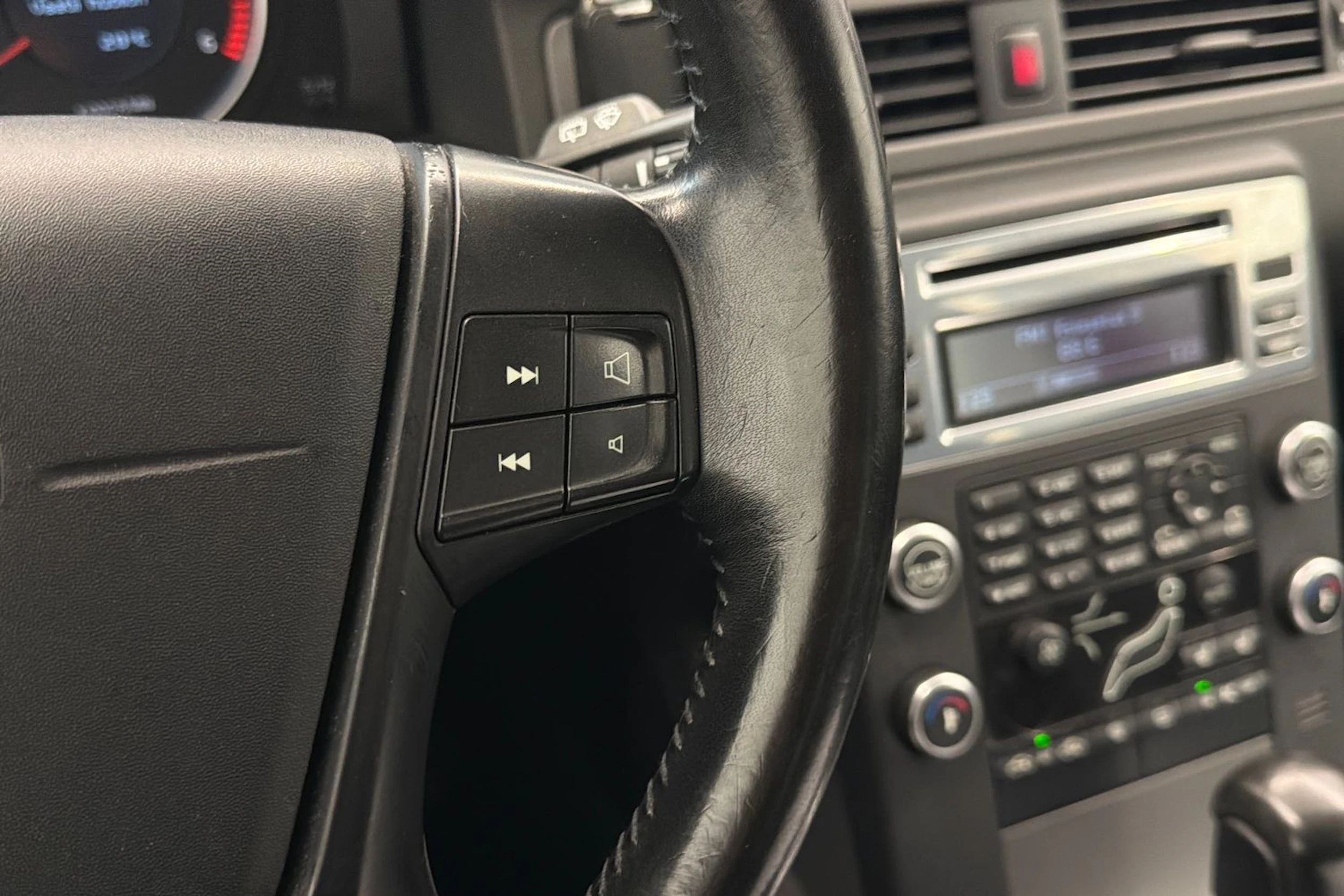 Harmaa Volvo V70 2011 kuva 19.