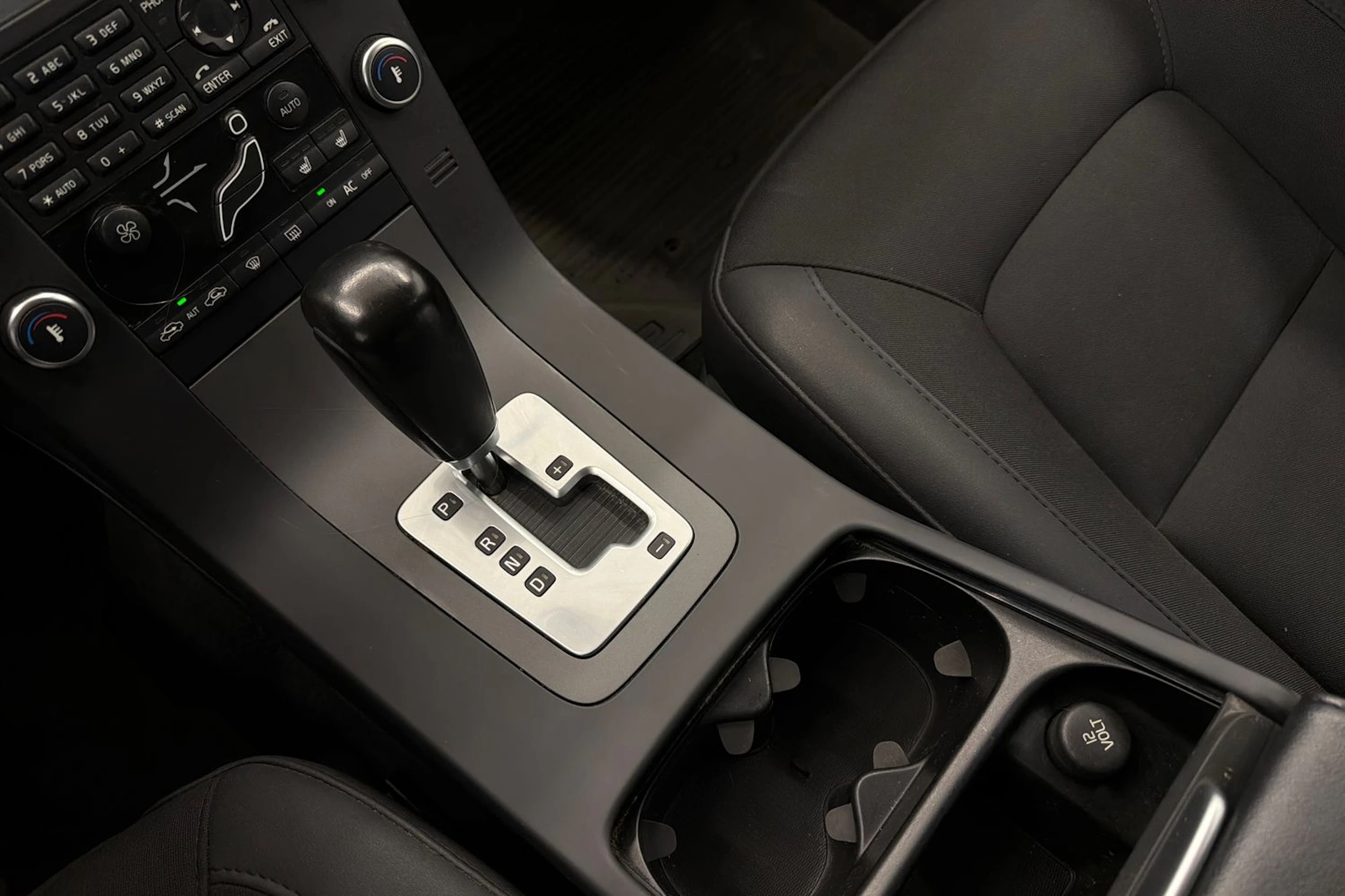 Harmaa Volvo V70 2011 kuva 20.