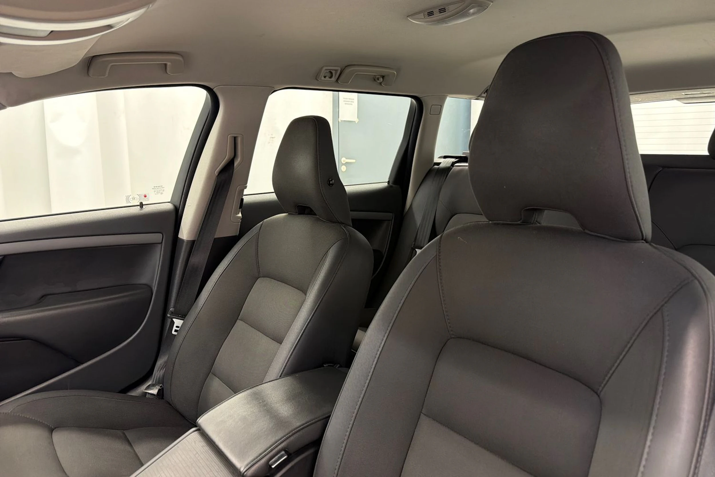 Harmaa Volvo V70 2011 kuva 23.