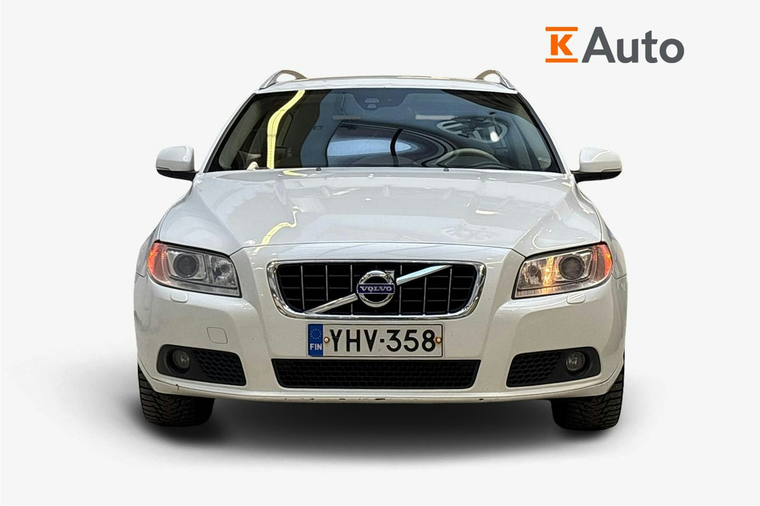 valkoinen Volvo V70 2012 kuva 5.