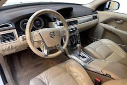 valkoinen Volvo V70 2012 kuva 7.