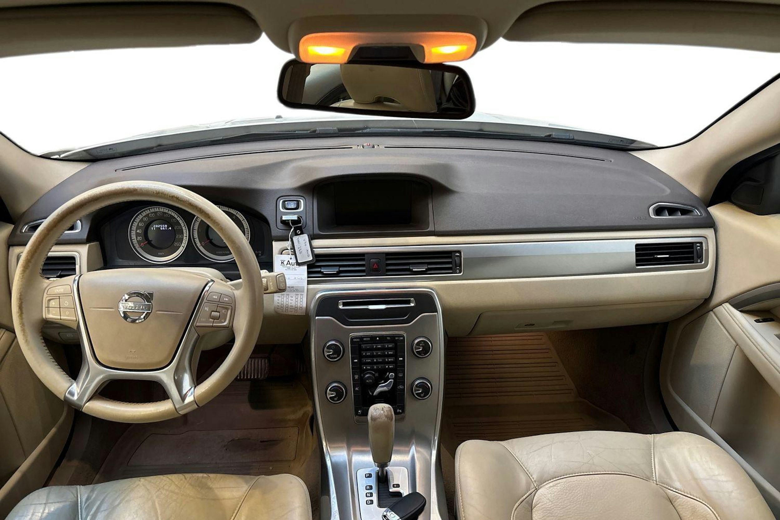 valkoinen Volvo V70 2012 kuva 9.