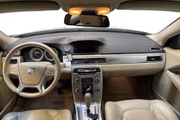 valkoinen Volvo V70 2012 kuva 9.