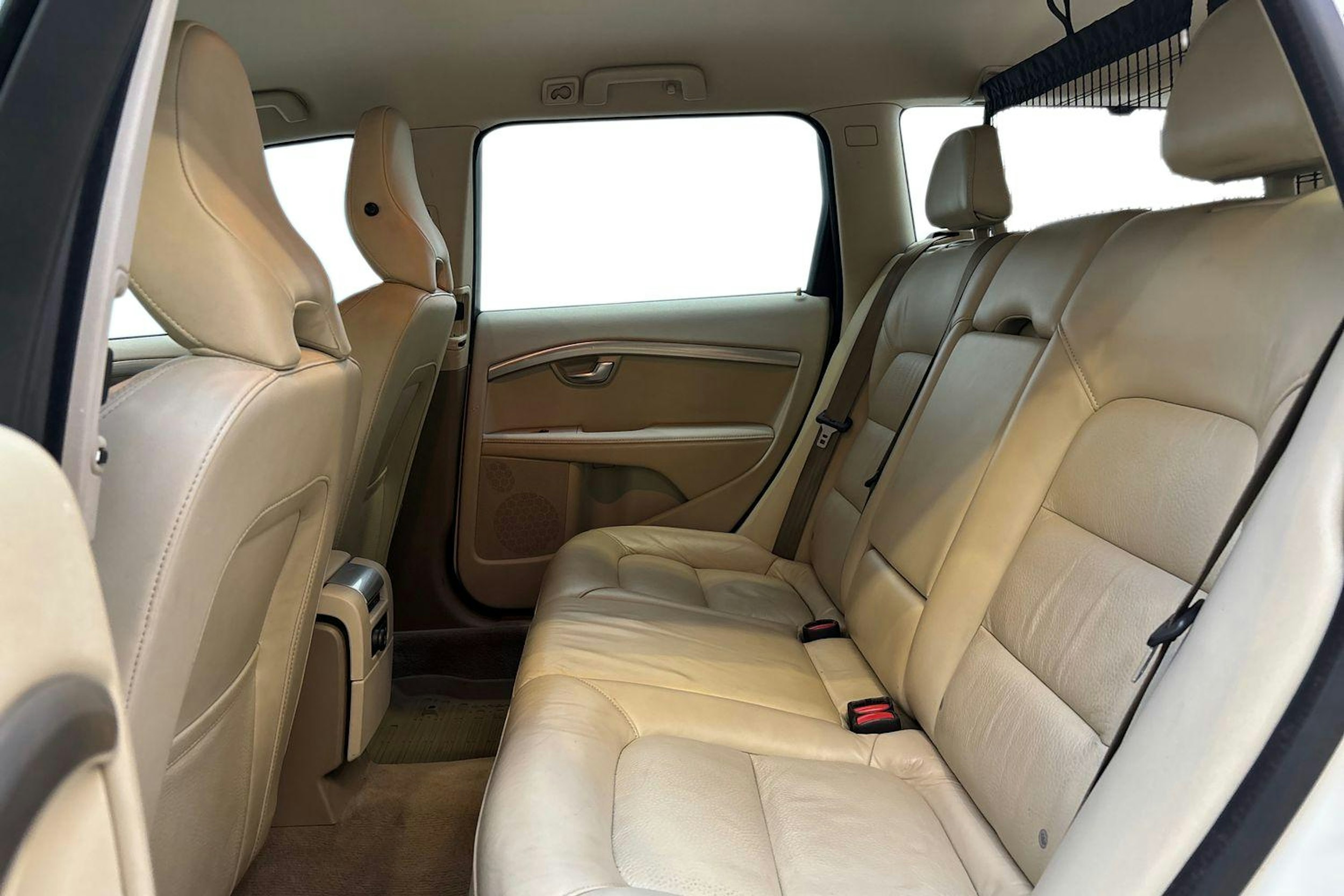 valkoinen Volvo V70 2012 kuva 10.