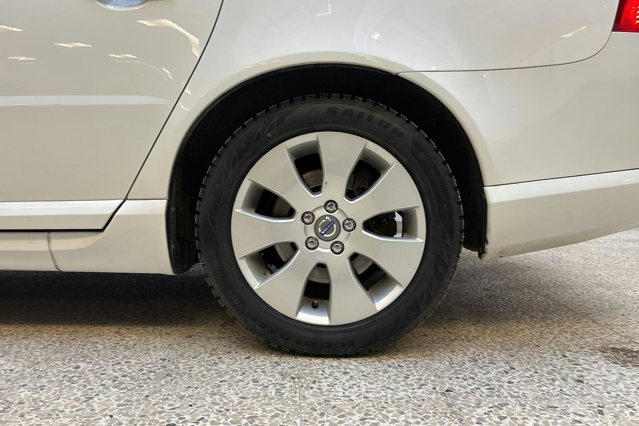 valkoinen Volvo V70 2012 kuva 13.